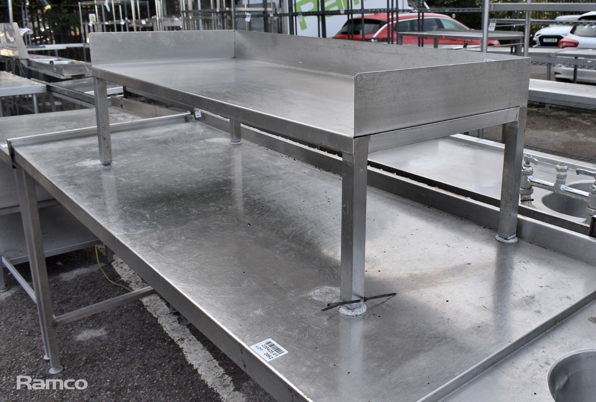 Stainless steel table with small sink bowl and upstand - dimensions: 225 x 70 x 95cm - Image 5 of 6