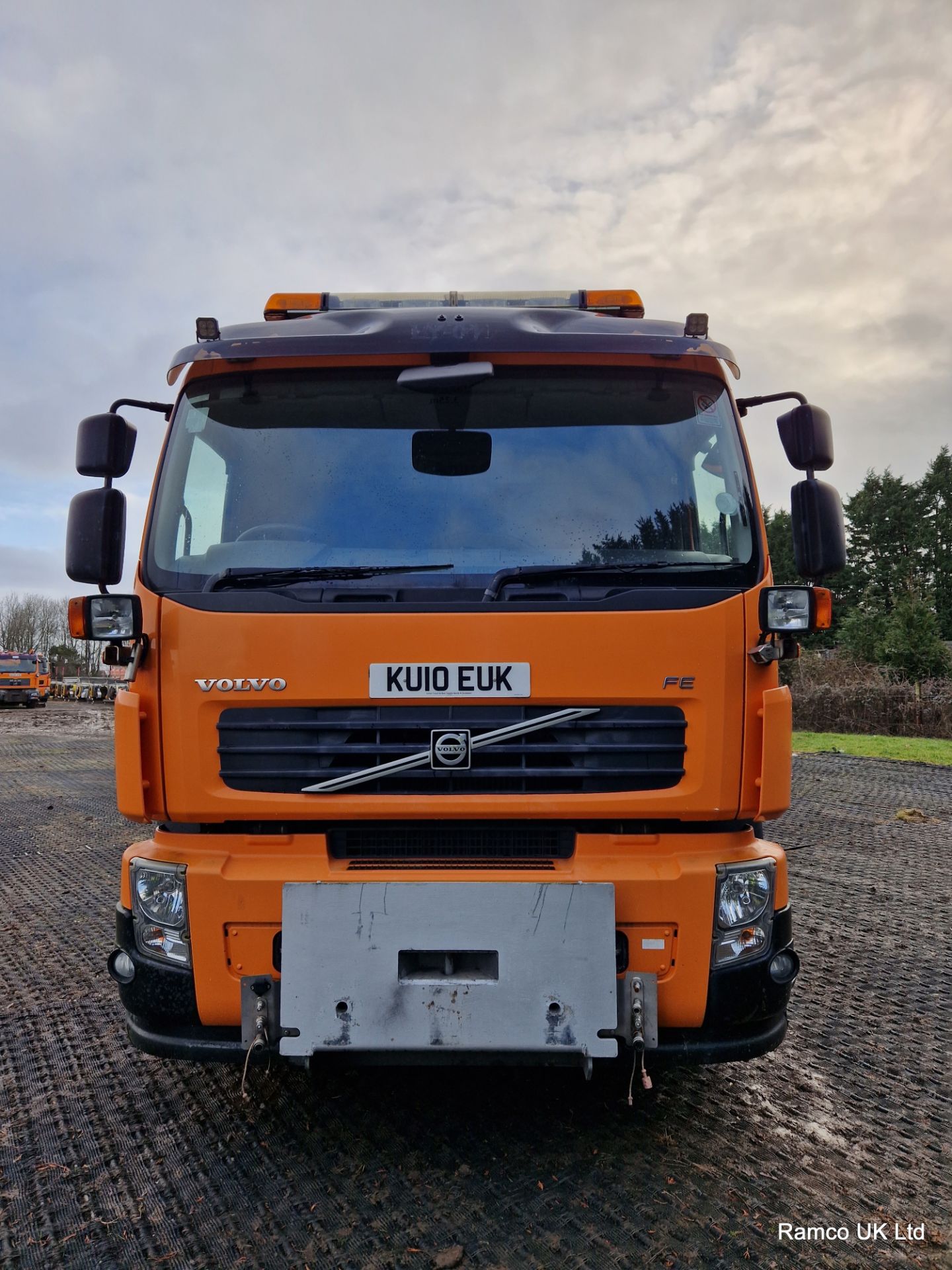 2010 (reg KU10 EUX) Volvo FE 340 6x4 with Romaquip wet gritter mount. - Bild 11 aus 17