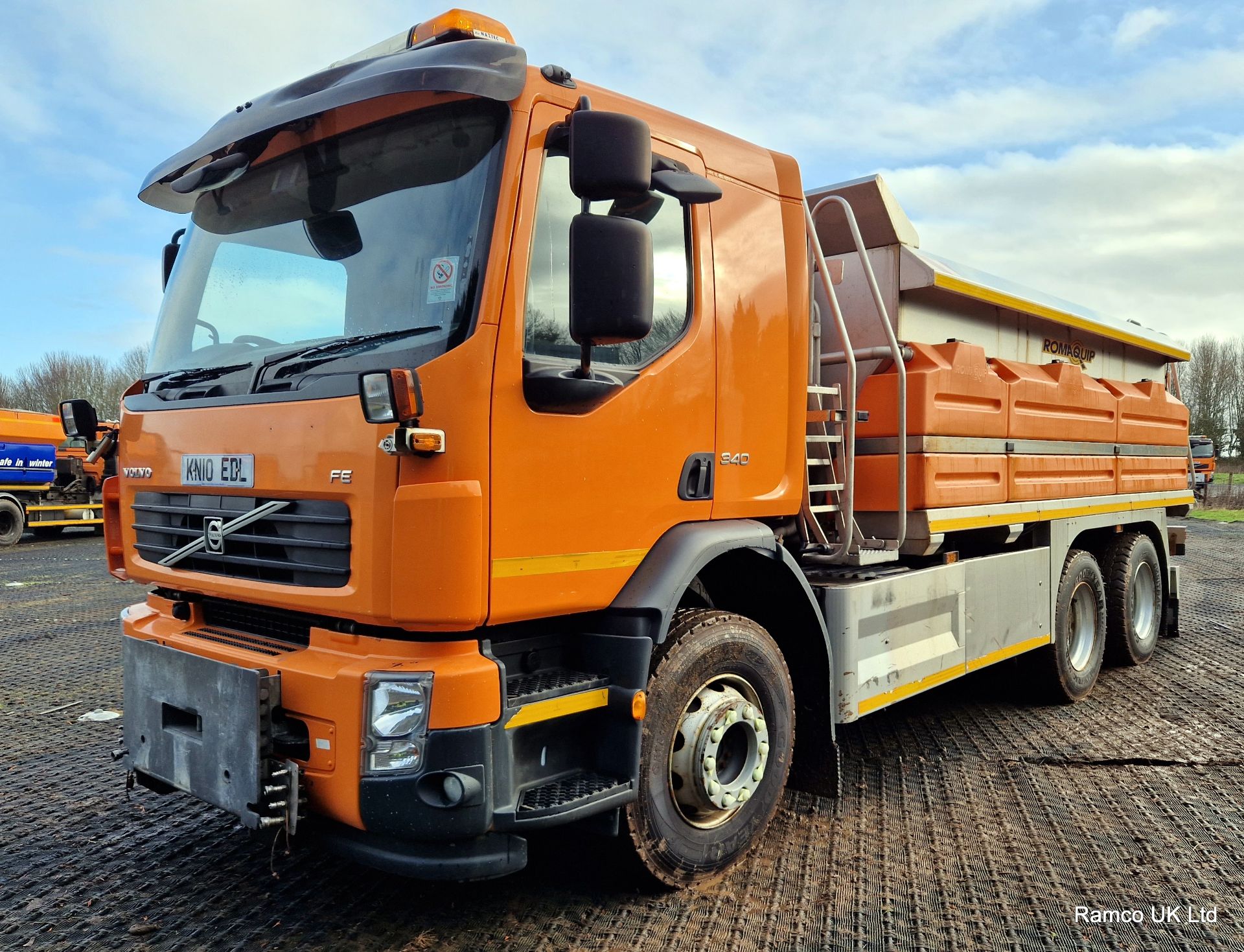 2010 (reg KN10 EDL) Volvo FE 340 6x4 with Romaquip wet gritter mount. - Image 11 of 20