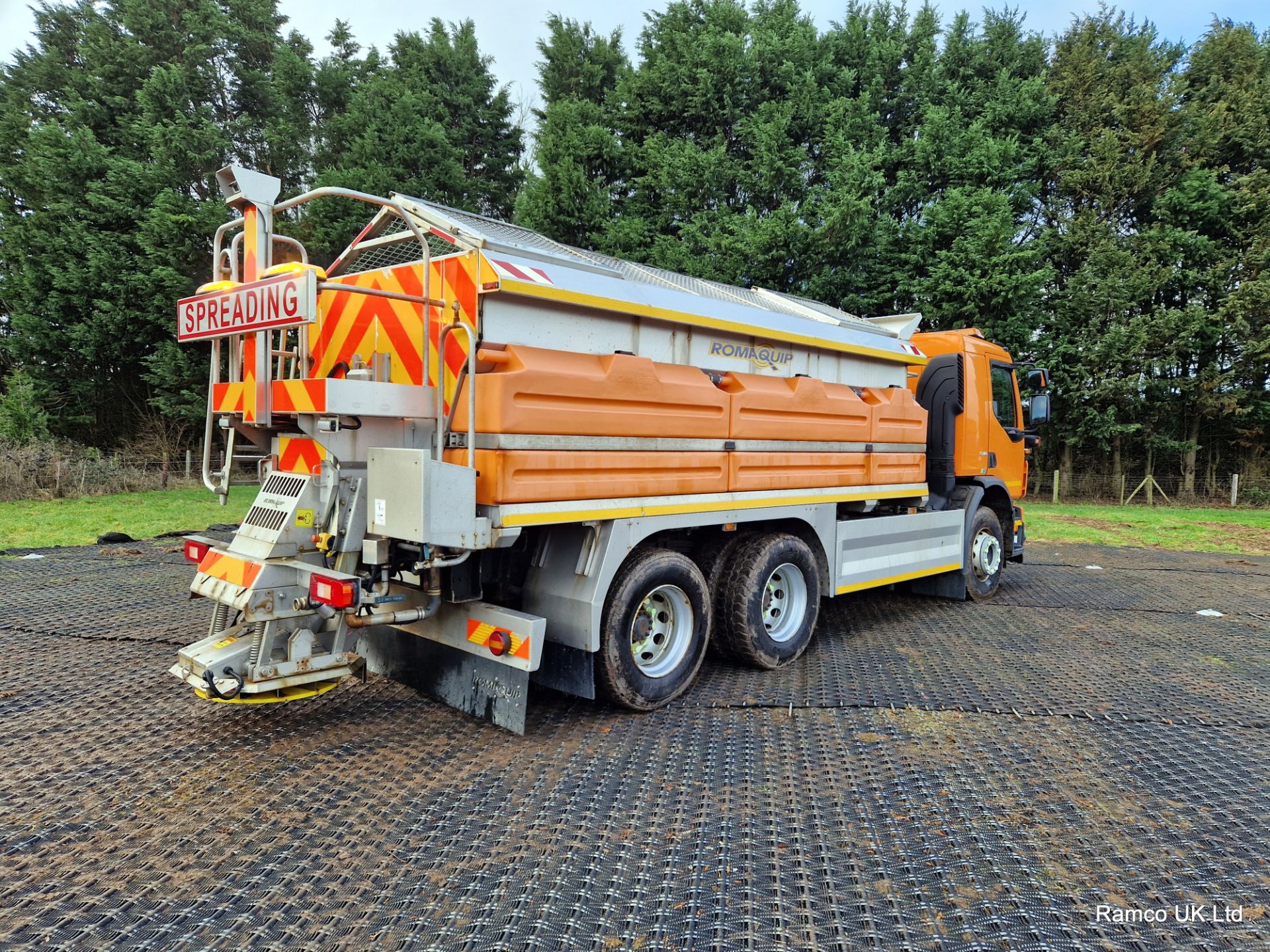 2010 (reg KN10 EDL) Volvo FE 340 6x4 with Romaquip wet gritter mount. - Image 3 of 20