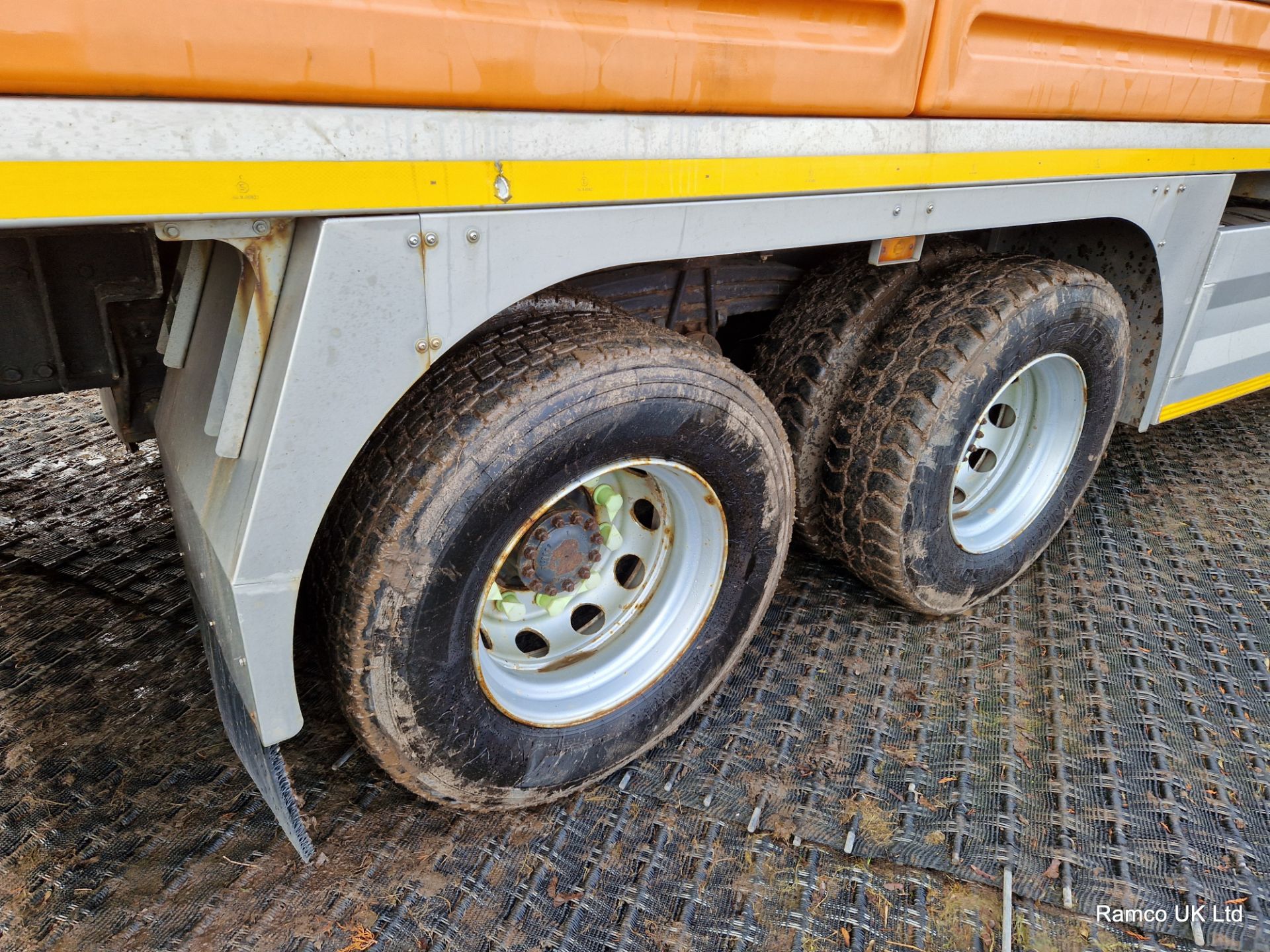 2010 (reg KN10 EDL) Volvo FE 340 6x4 with Romaquip wet gritter mount. - Image 5 of 20