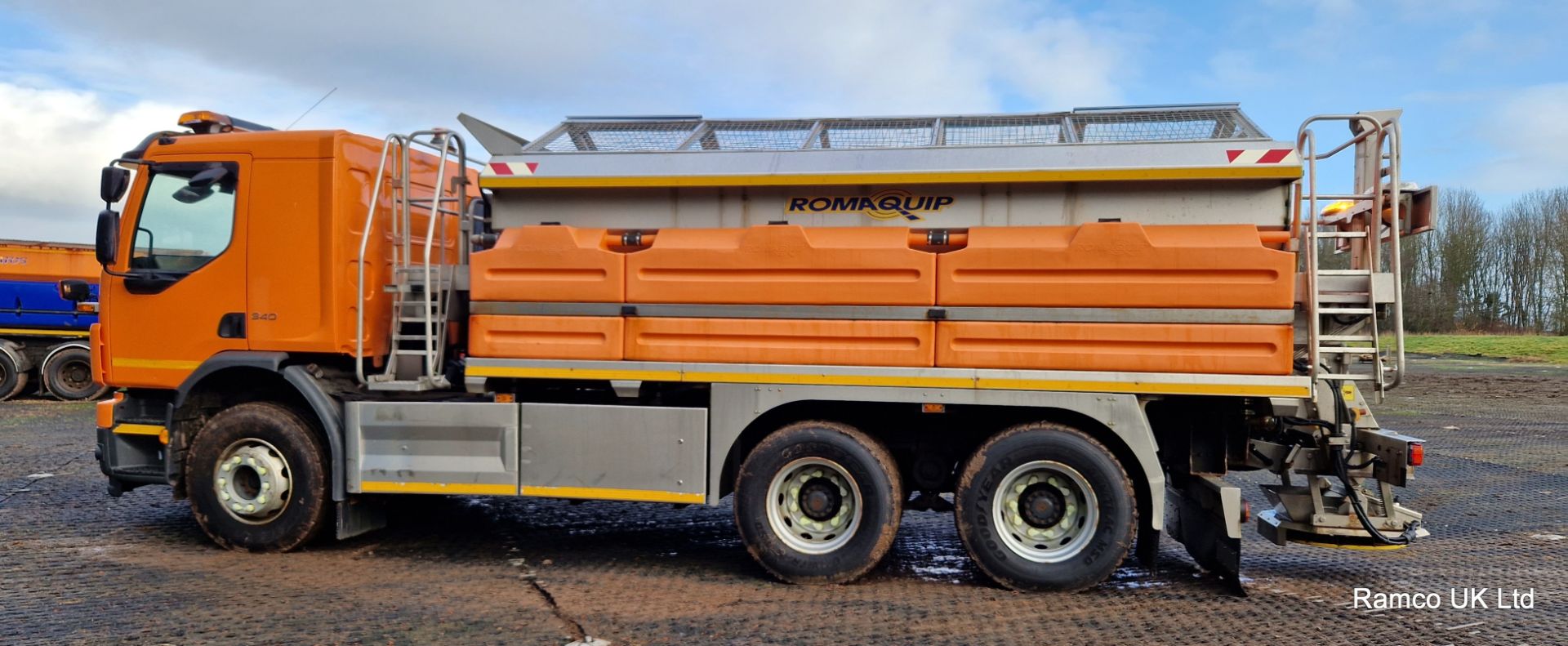 2010 (reg KN10 EDL) Volvo FE 340 6x4 with Romaquip wet gritter mount. - Image 10 of 20