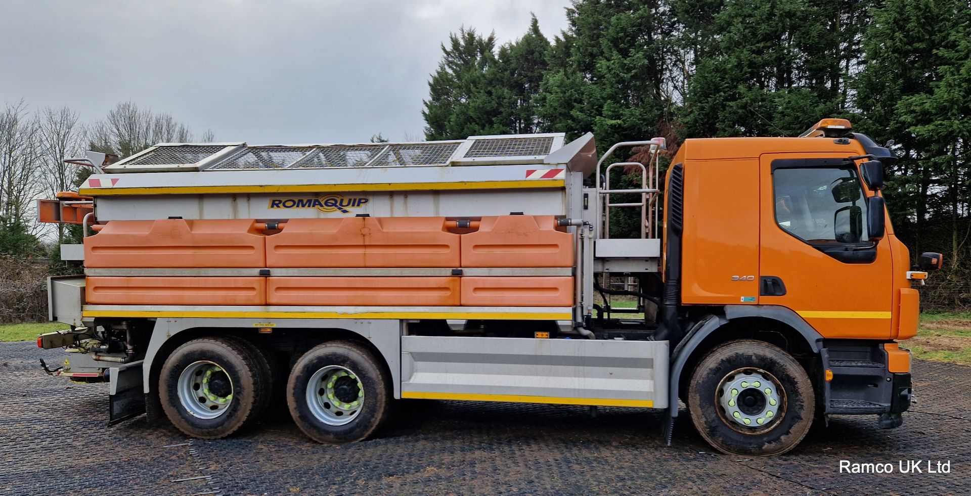 2010 (reg KU10 EUX) Volvo FE 340 6x4 with Romaquip wet gritter mount. - Bild 2 aus 17