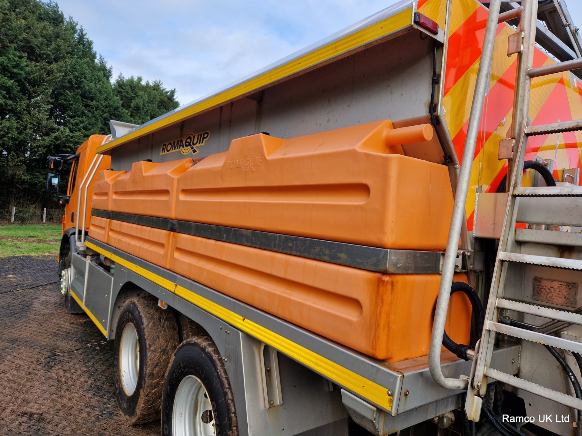 2010 (reg KN10 EDL) Volvo FE 340 6x4 with Romaquip wet gritter mount. - Image 9 of 20