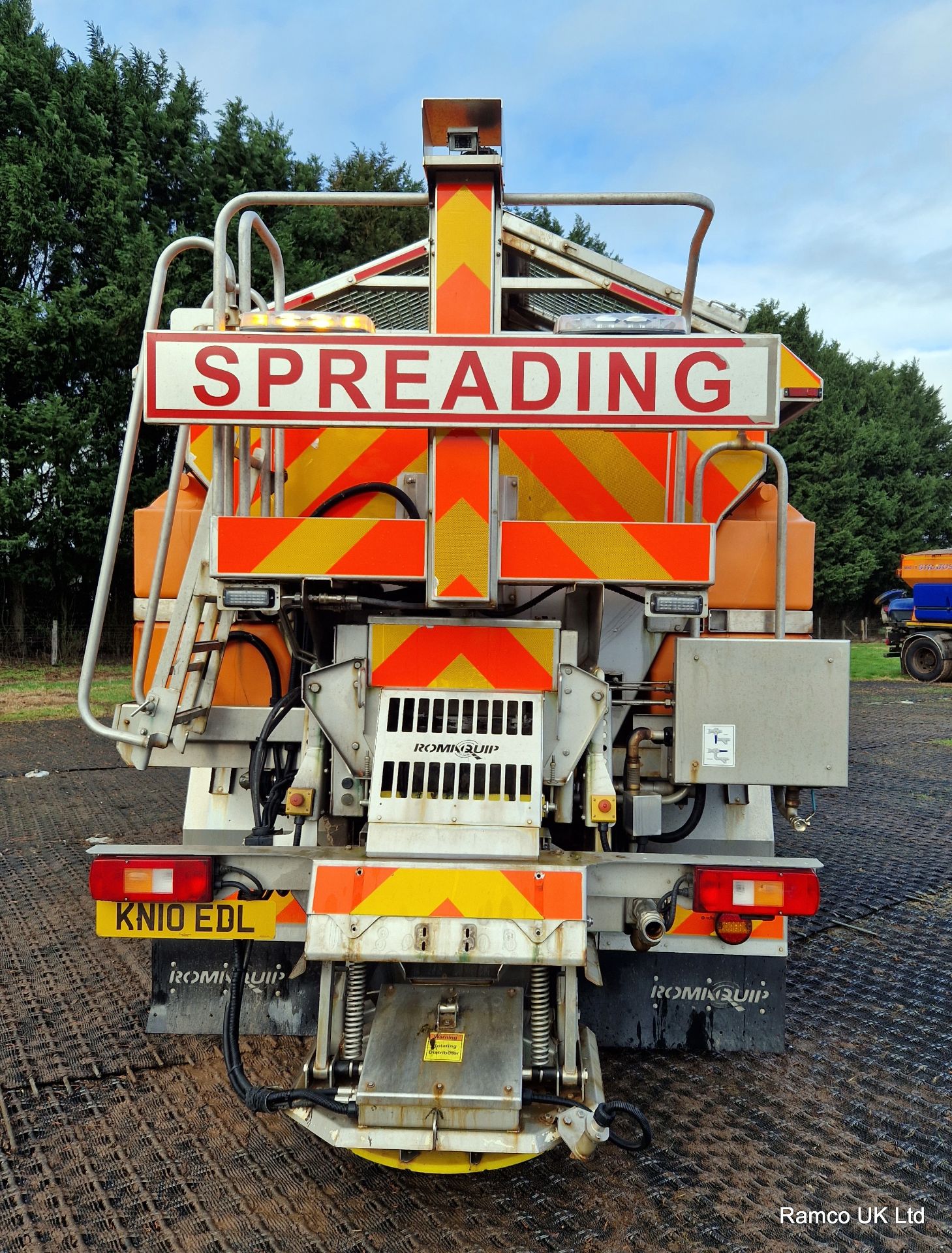 2010 (reg KN10 EDL) Volvo FE 340 6x4 with Romaquip wet gritter mount. - Image 6 of 20