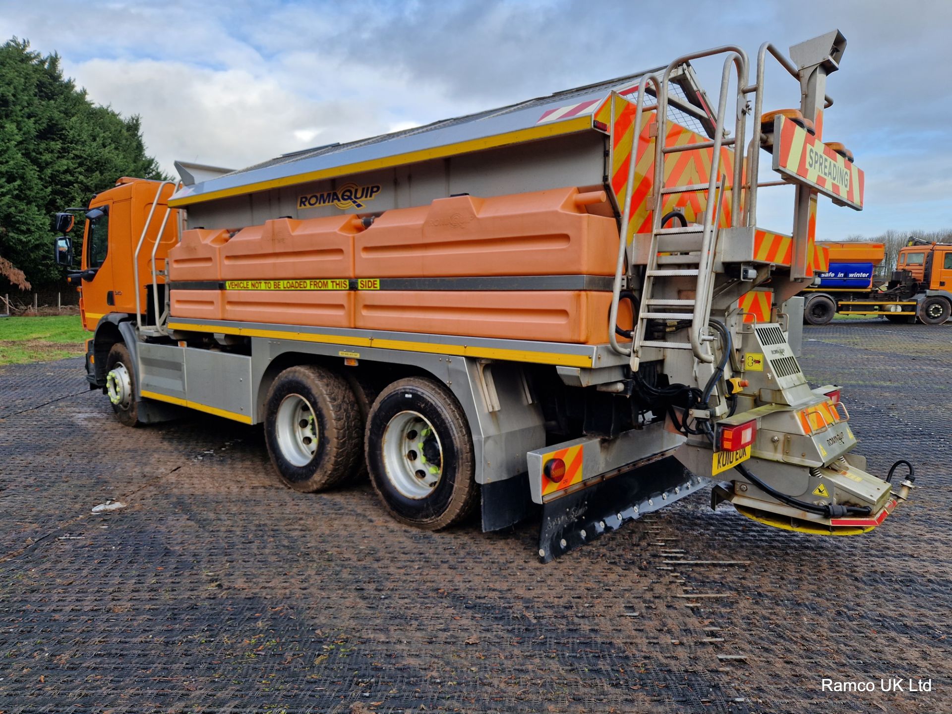 2010 (reg KU10 EUX) Volvo FE 340 6x4 with Romaquip wet gritter mount. - Bild 9 aus 17