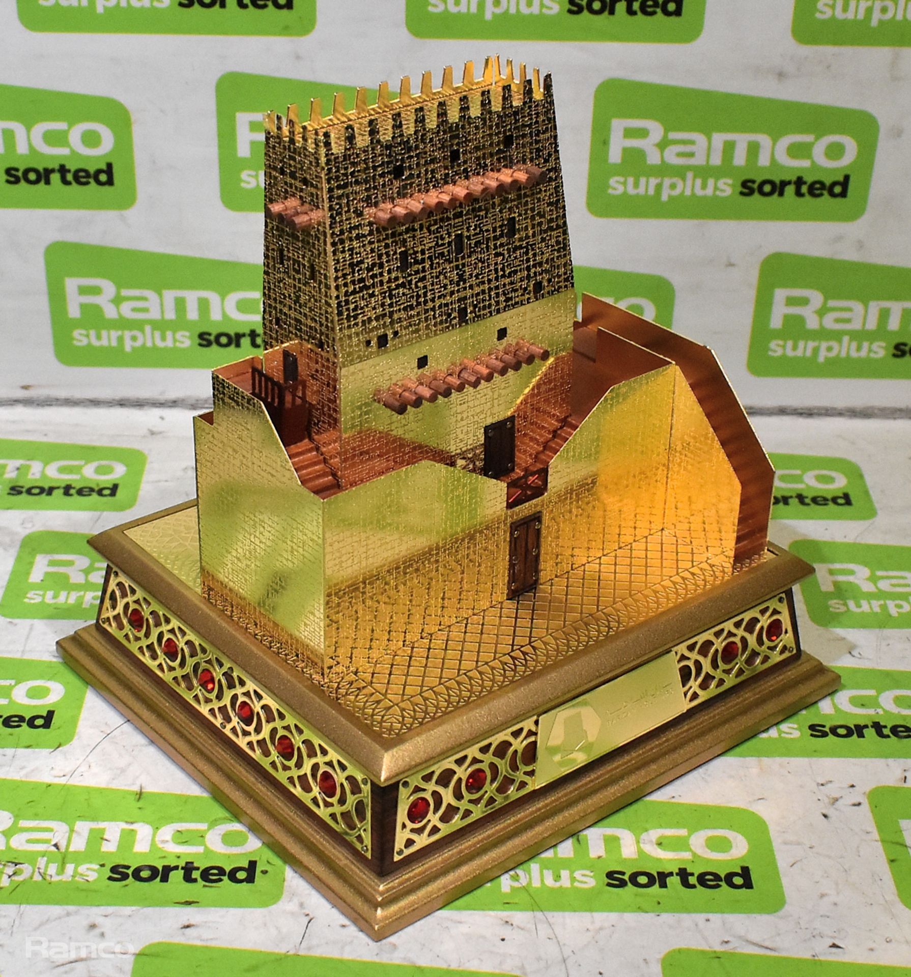 Gold coloured model of Barzan Towers (the West Tower) in Qatar with a Barzan Holdings plaque - Bild 2 aus 4