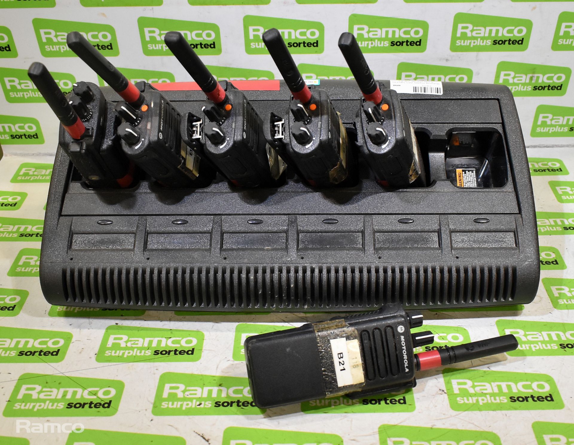 Motorola Impres WPLN4211B 6-way charger with 6 x DP4401 handheld radios - L 440 x W 280 x H 280mm - Image 3 of 4