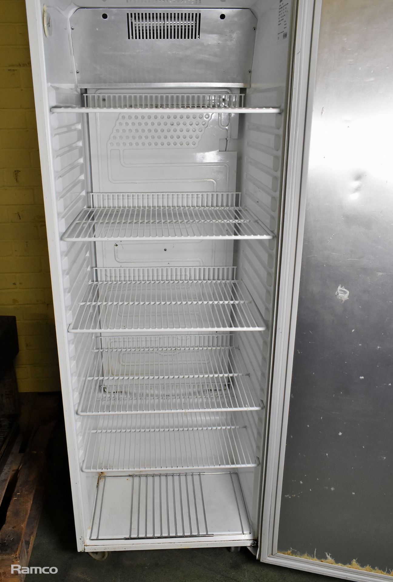 GRAM K400LU white single upright fridge 240V - W 590 x D 650 x H 1780 mm - Image 3 of 7