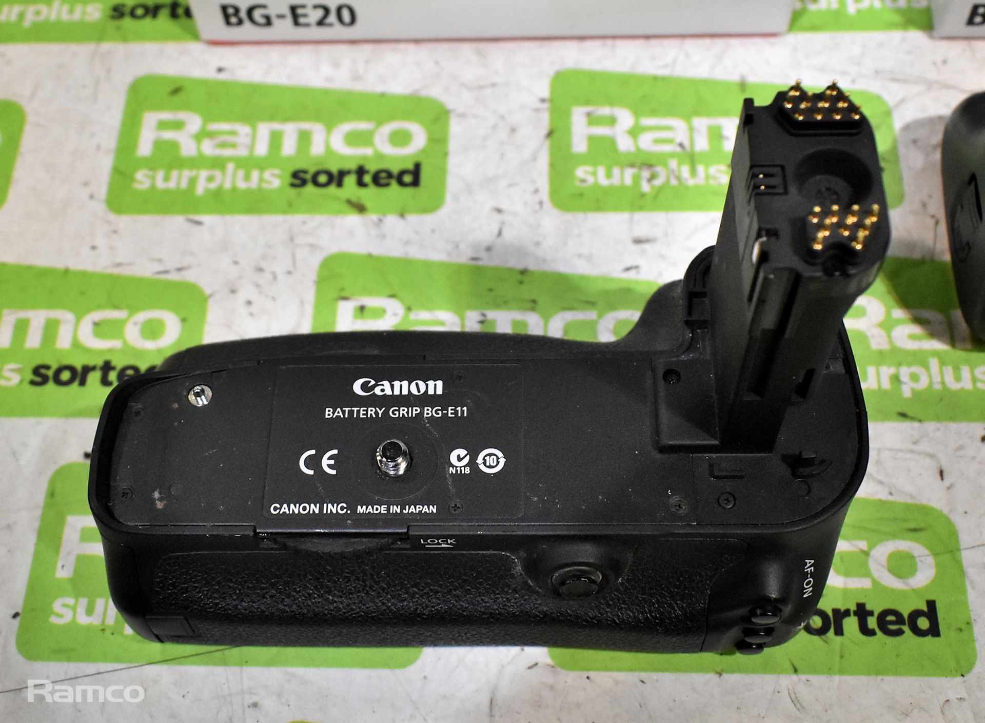 Canon BG-E20 battery grip with case - Image 2 of 4