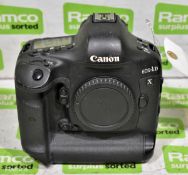 Canon EOS-1DX DSLR camera with battery
