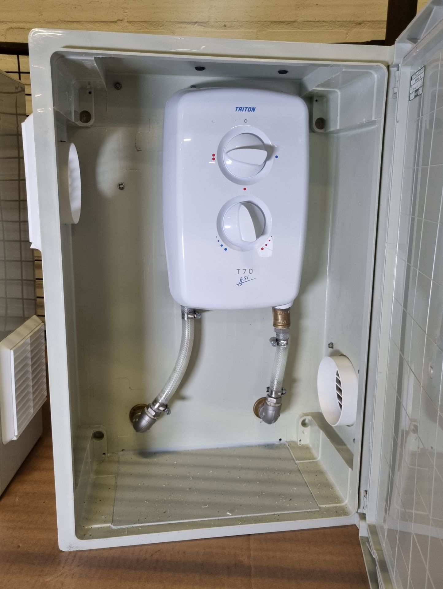 Triton T70 gsi shower unit in protective casing - 230V - 8.5Kw - L 43 x ...
