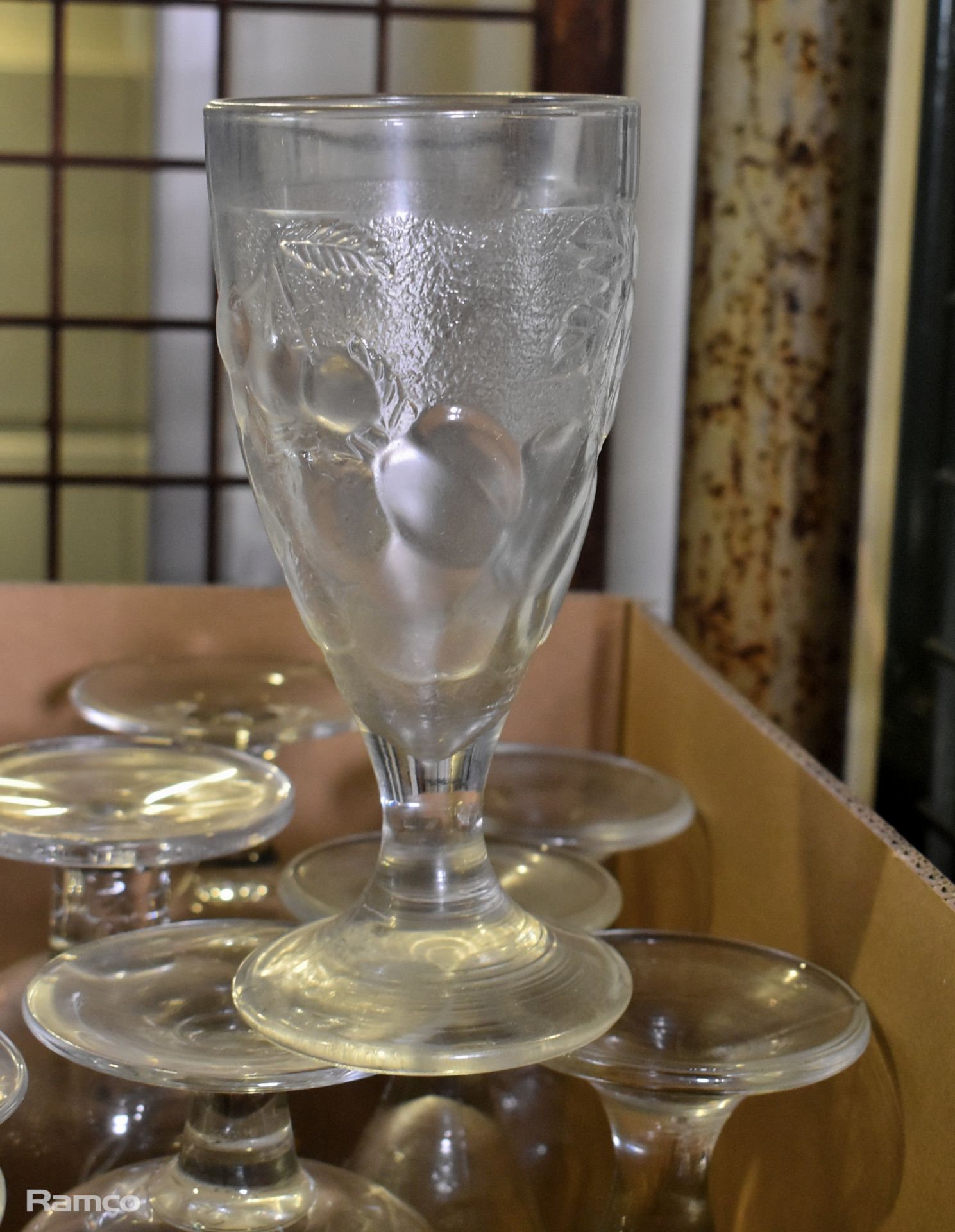 Drinking glasses of various size and make - Bild 6 aus 8