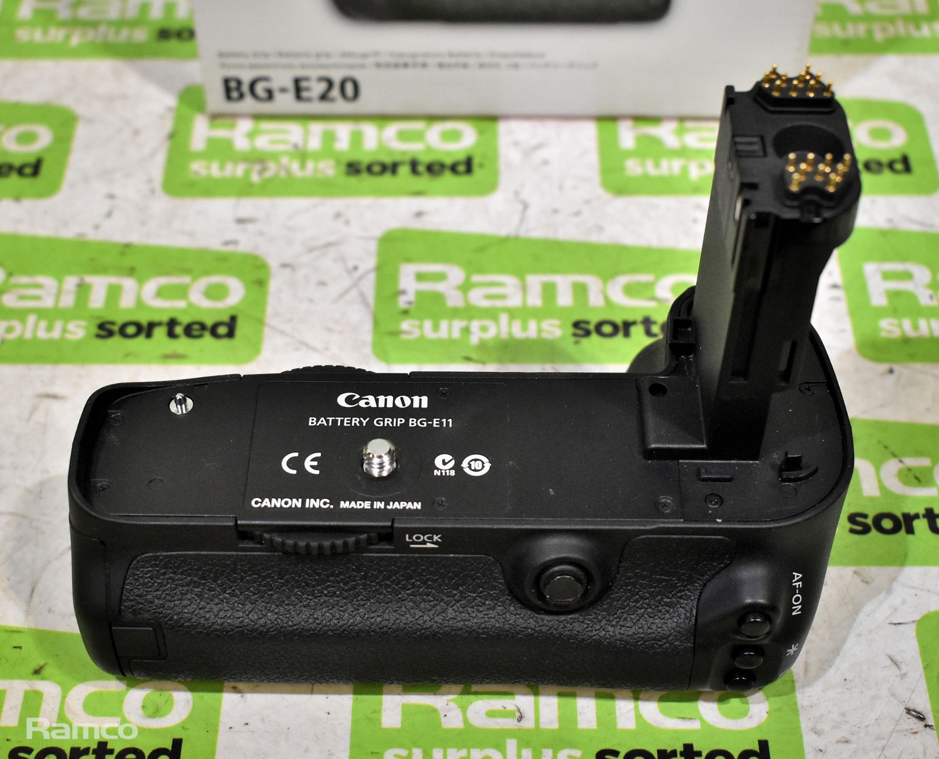 Canon BG-E20 battery grip with case - Image 2 of 4