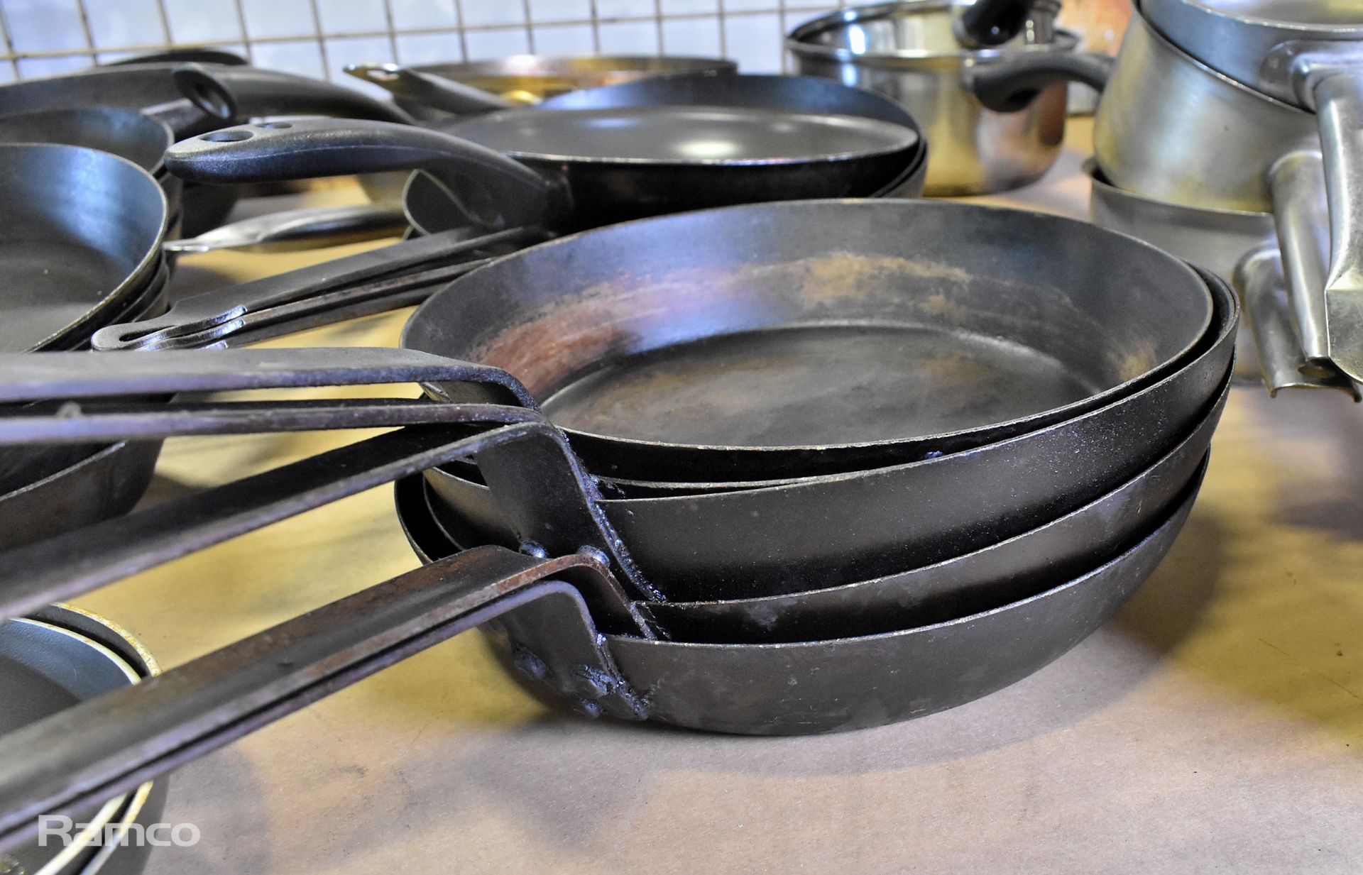Catering equipment small and large frying pan, sauce pans, pan with lids - Image 3 of 5