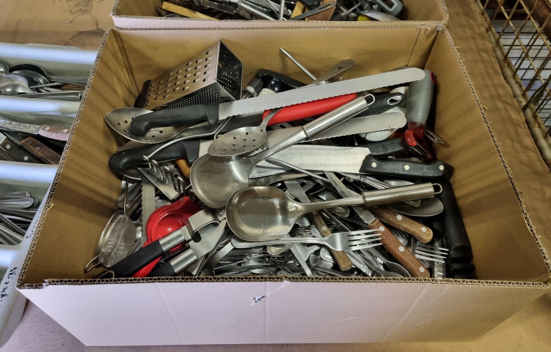 Kitchen utensils, table cutlery - Image 3 of 4