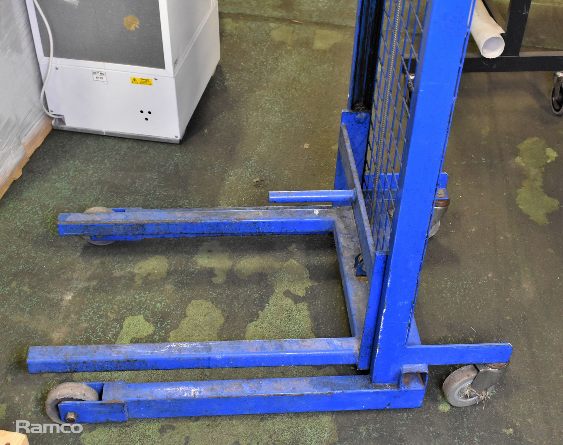 Columbus McKinnon hand operated stacker trolley - W 540 x D 880 x H 1690 mm - Image 4 of 6