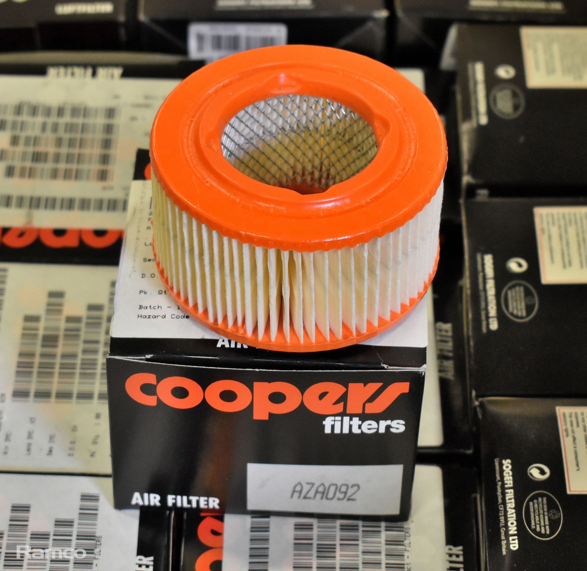 2x boxes of Coopers air filters - part No. AZA092 - approximately 150 per box - Bild 2 aus 3