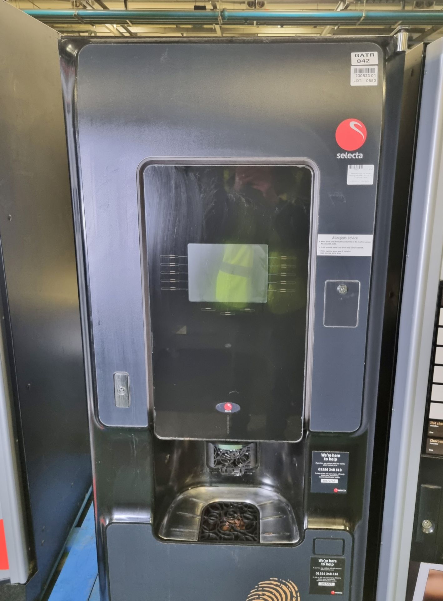 Selecta Infinity hot drinks vending machine - W 700 x D 770 x H 1830mm - NO KEYS - Bild 3 aus 4