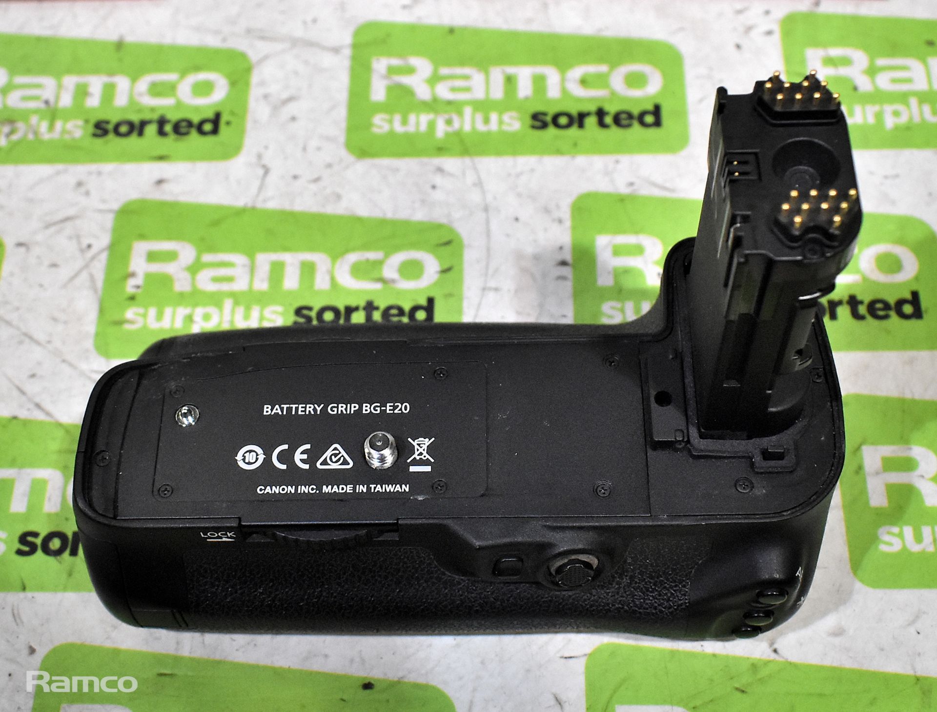 Canon BG-E20 battery grip with case - Image 3 of 4