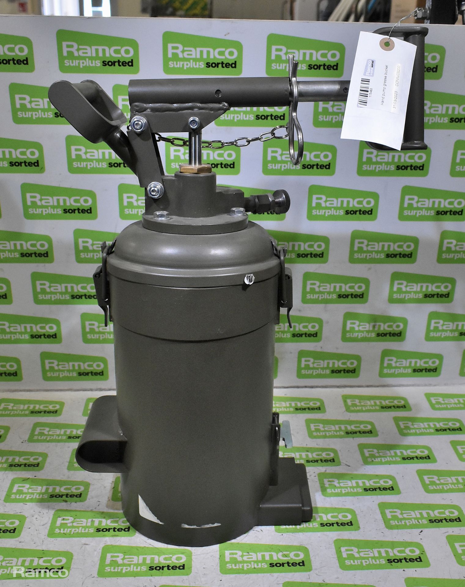 Hand pump grease bucket