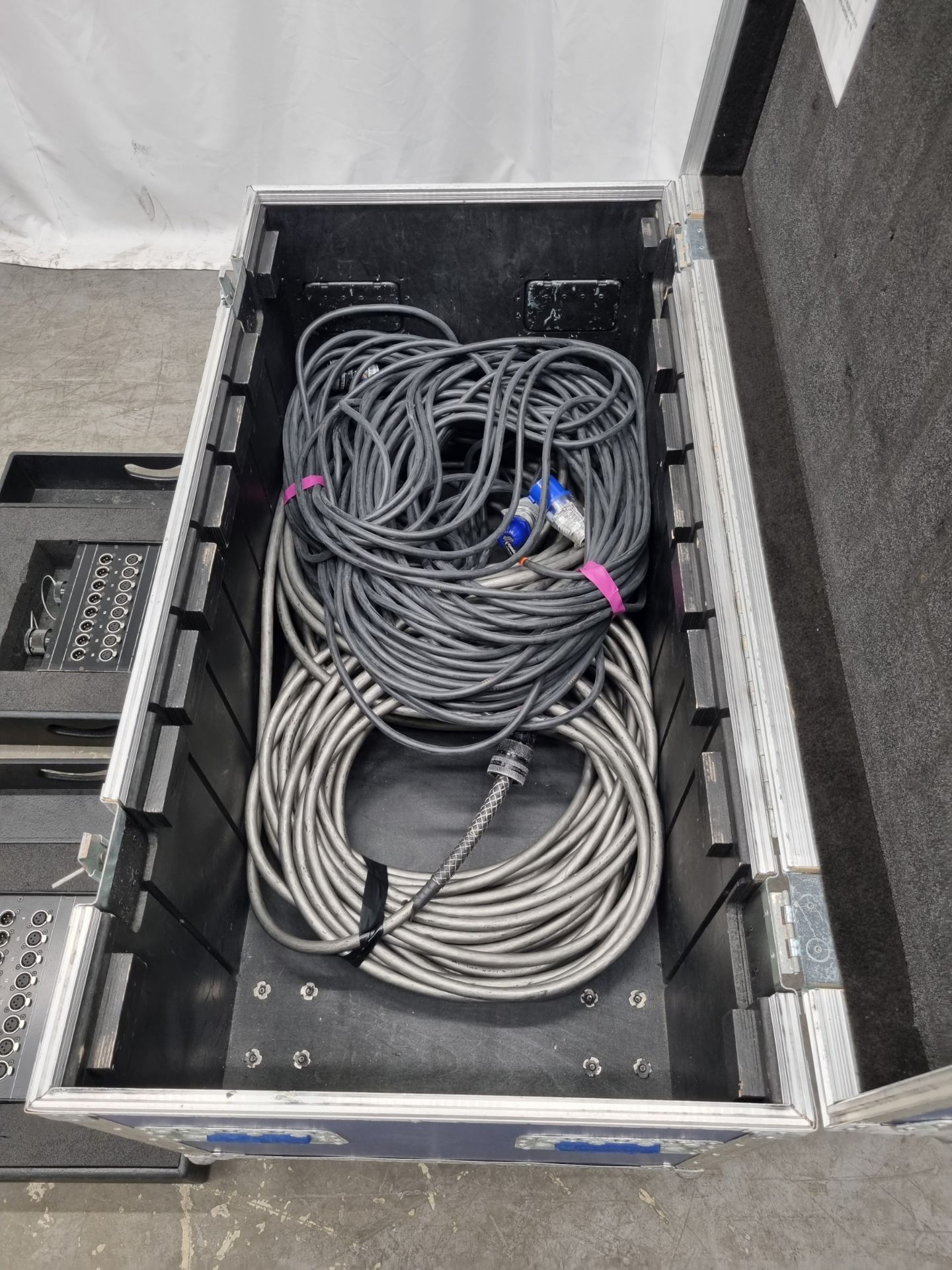 2x 16 input and output XLR stageboxes with multicore loom and mains cable in flight case on wheels - Bild 6 aus 8