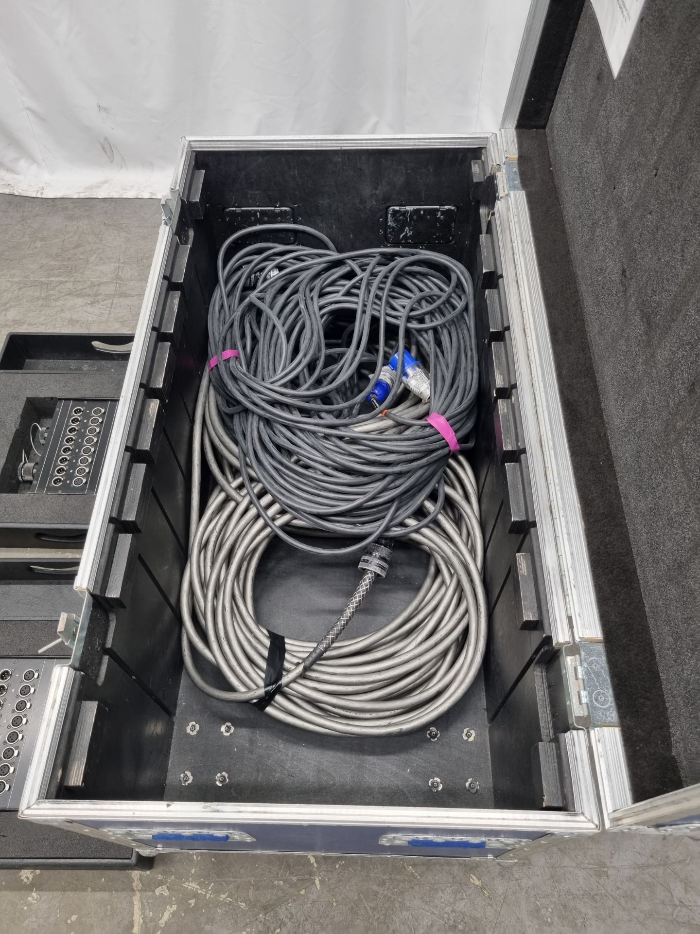 2x 16 input and output XLR stageboxes with multicore loom and mains cable in flight case on wheels - Image 6 of 8
