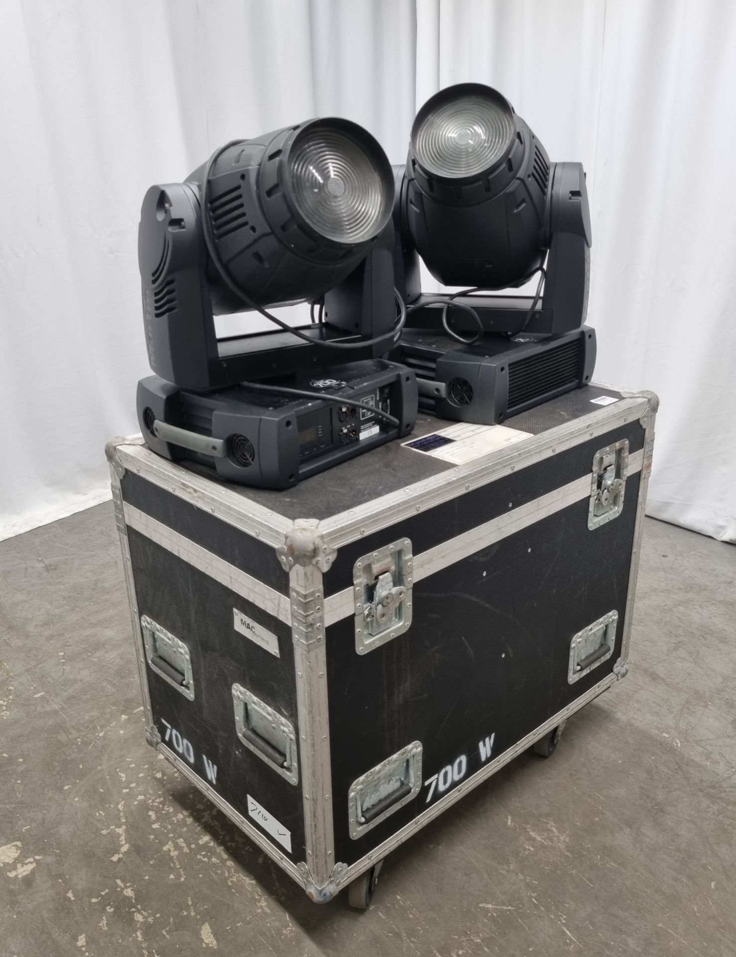 2x Martin Mac 700 wash lights with flight case - L 1200 x W 590 x H 740mm - Image 2 of 9