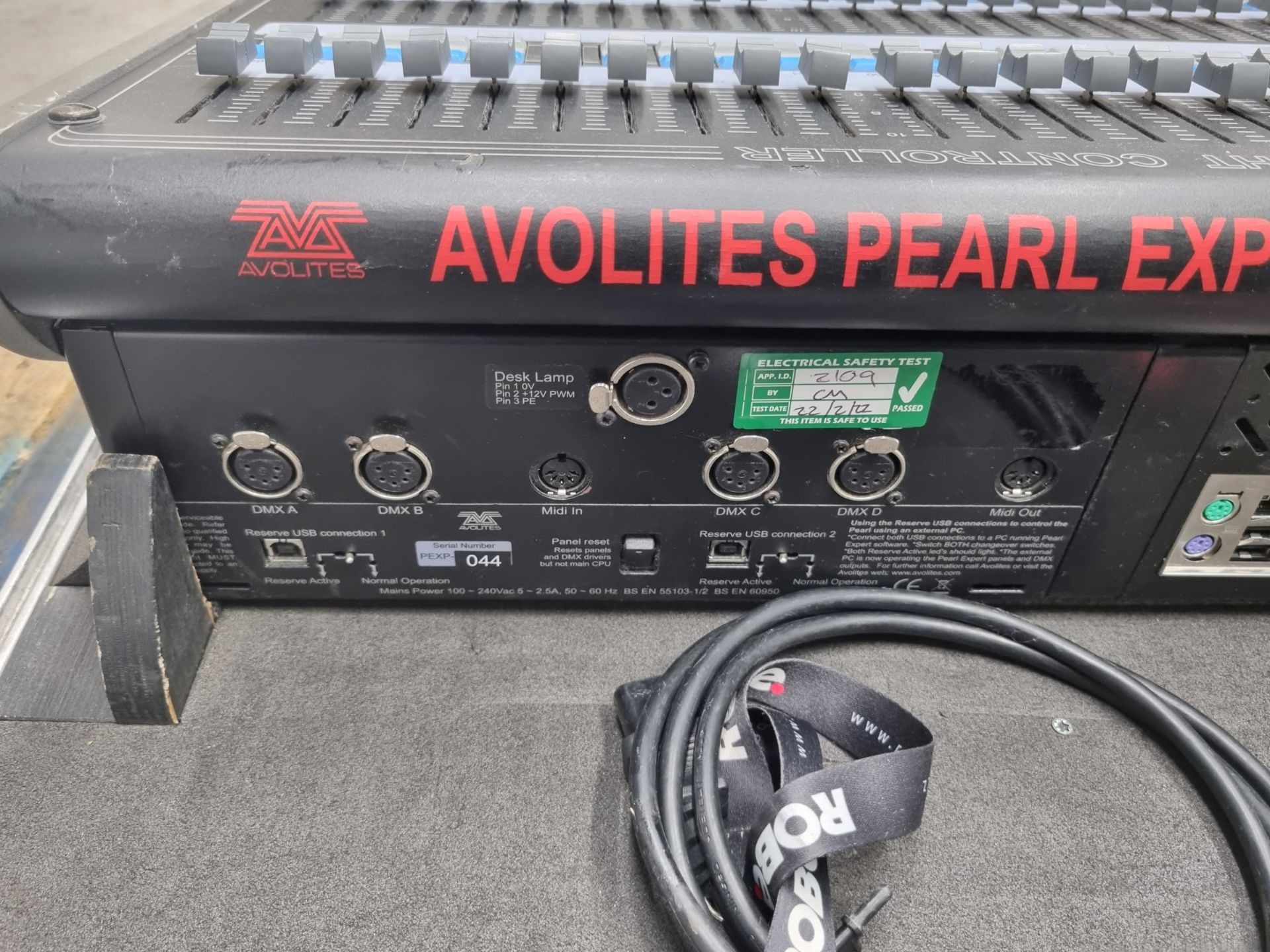 Avolites Pearl Expert Titan lighting control console with Avo key in flight case - Image 7 of 18