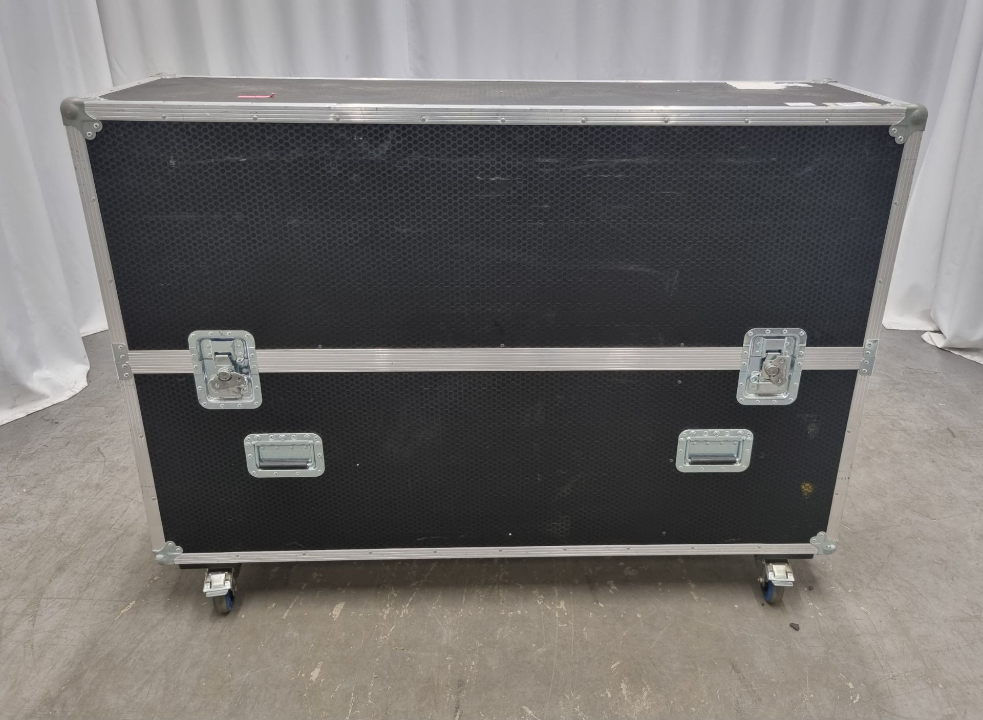 Mobile flight case - L 1540 x W 760 x H 1170mm