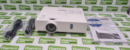 Panasonic PT-VW340 LCD projector - 3500 working hours - NO REMOTE