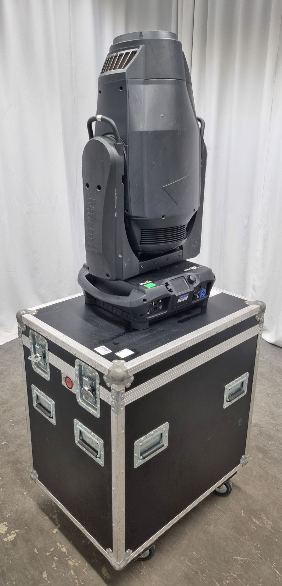 Martin Mac III Profile 1800W high output moving light with flight case on wheels - L 800 x W 600 x H - Image 3 of 8