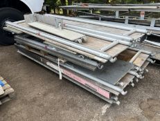 Scaffolding boards 4 with toe boards and 4 without - 13 pieces