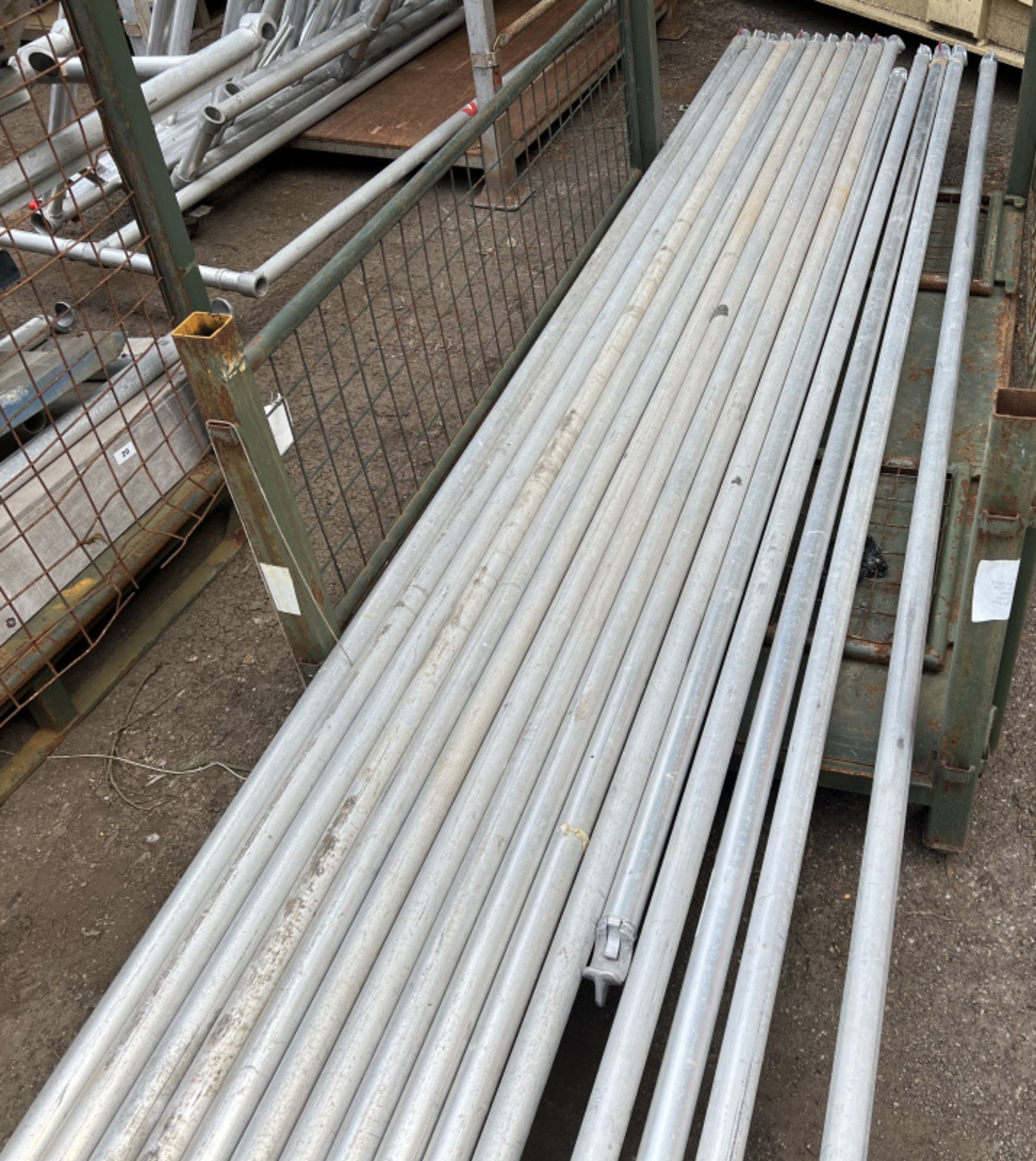 Aluminium scaffolding poles with couplings - L 4500 x W 50 x H 50mm - Image 3 of 4