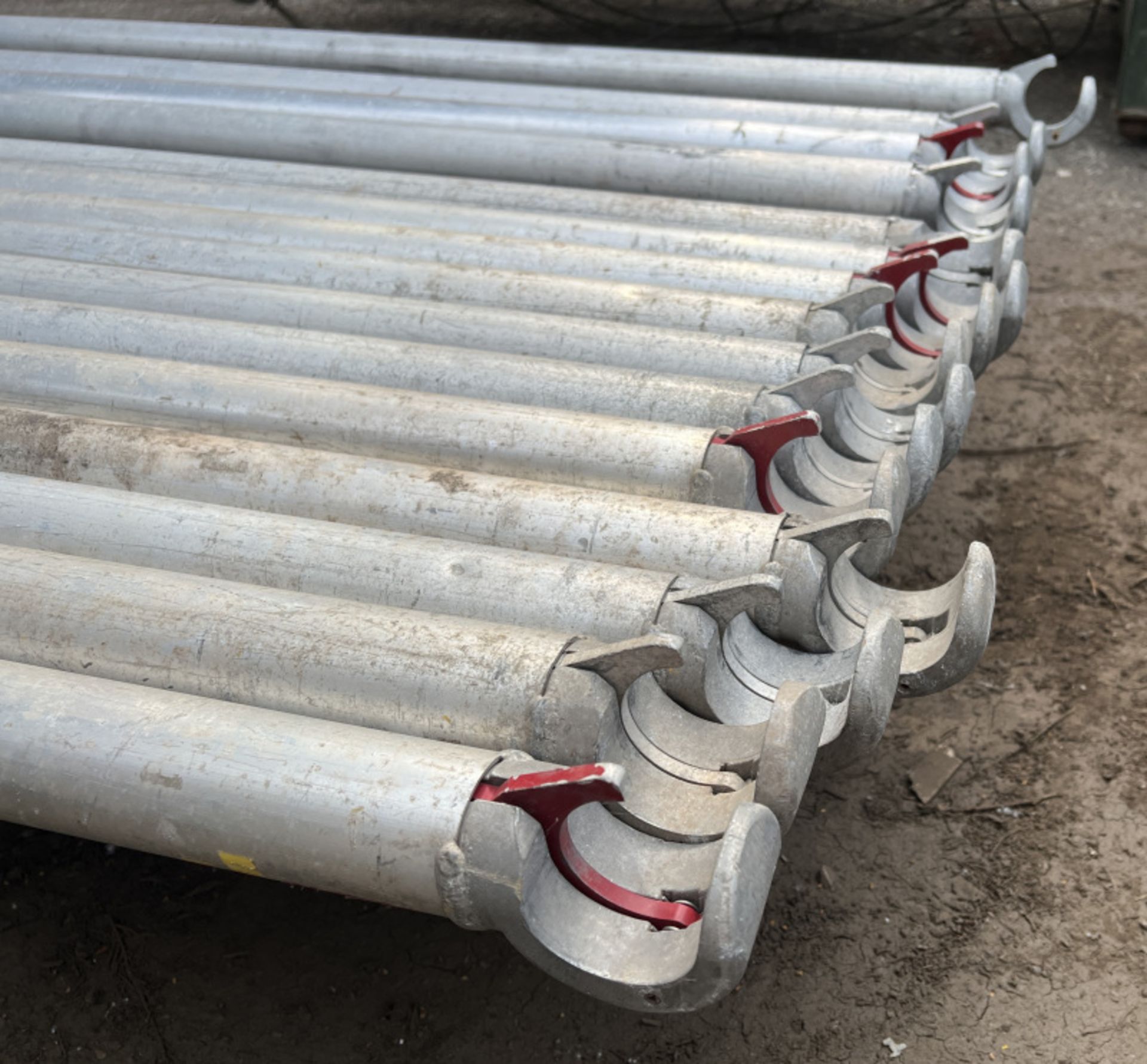 Aluminium scaffolding poles with couplings - L 4500 x W 50 x H 50mm - Image 2 of 4
