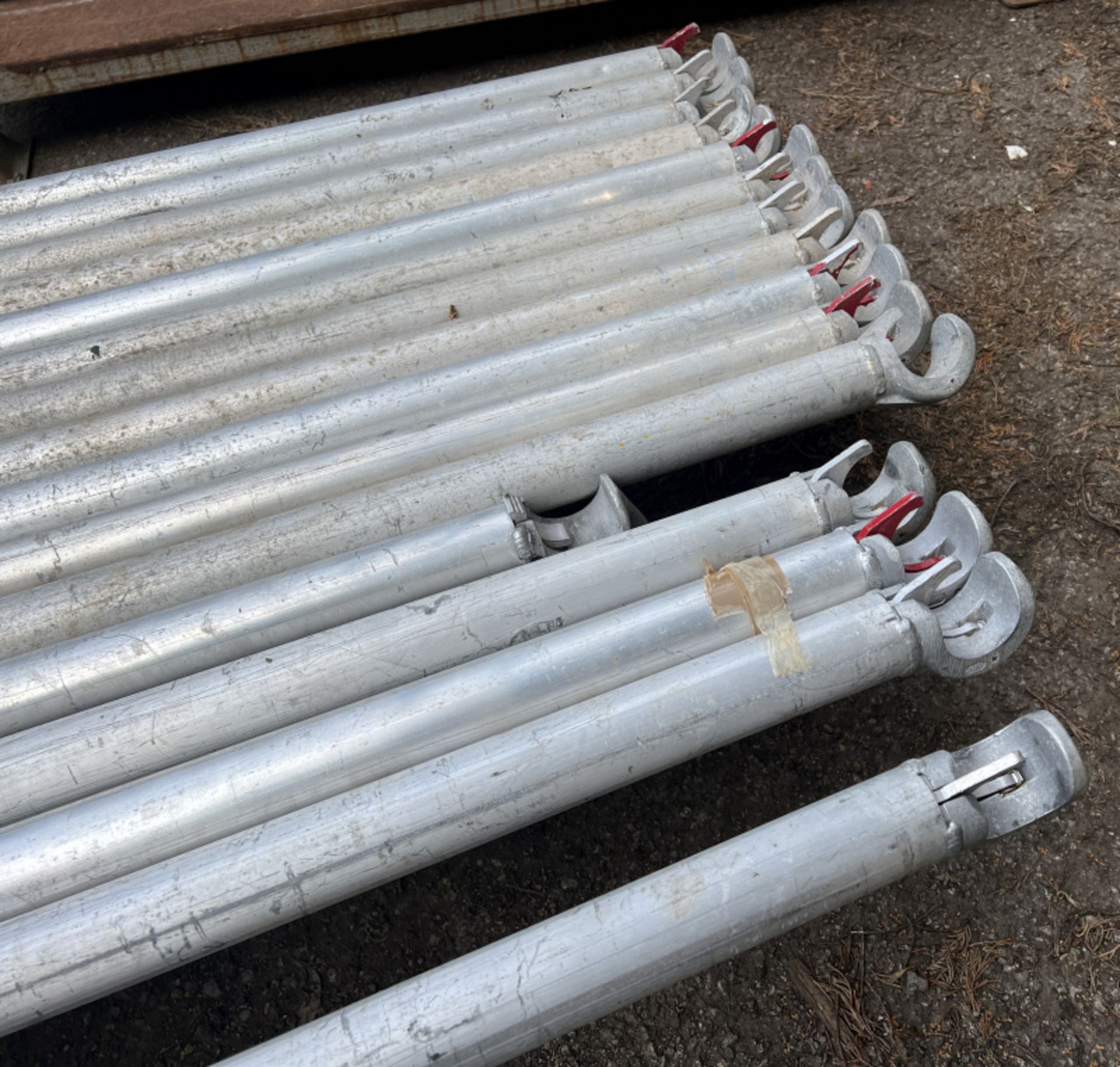 Aluminium scaffolding poles with couplings - L 4500 x W 50 x H 50mm - Image 4 of 4