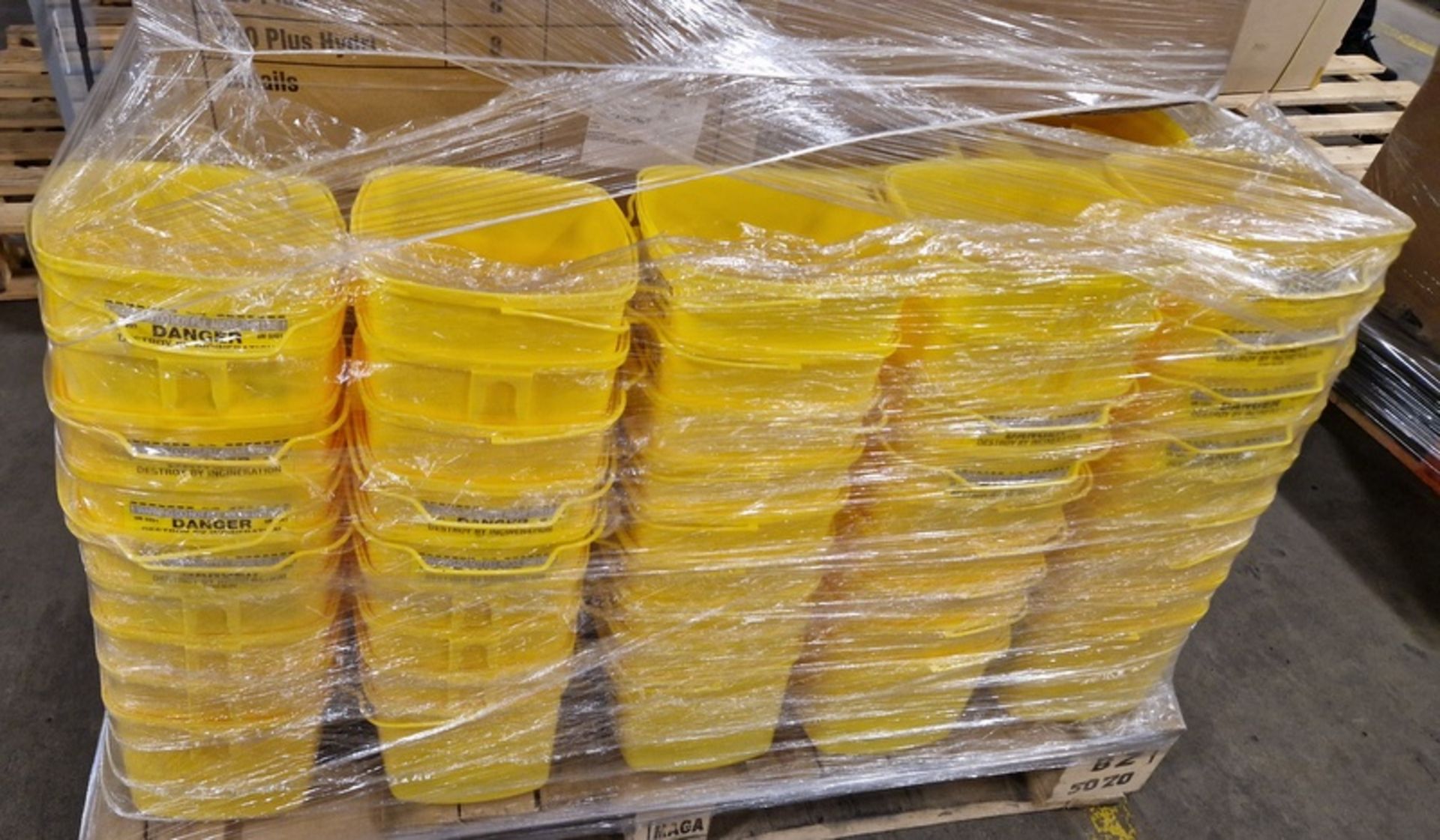 Approx 50 pallet spaces of sharps bins – itemised list in the description with quantities - Bild 13 aus 23