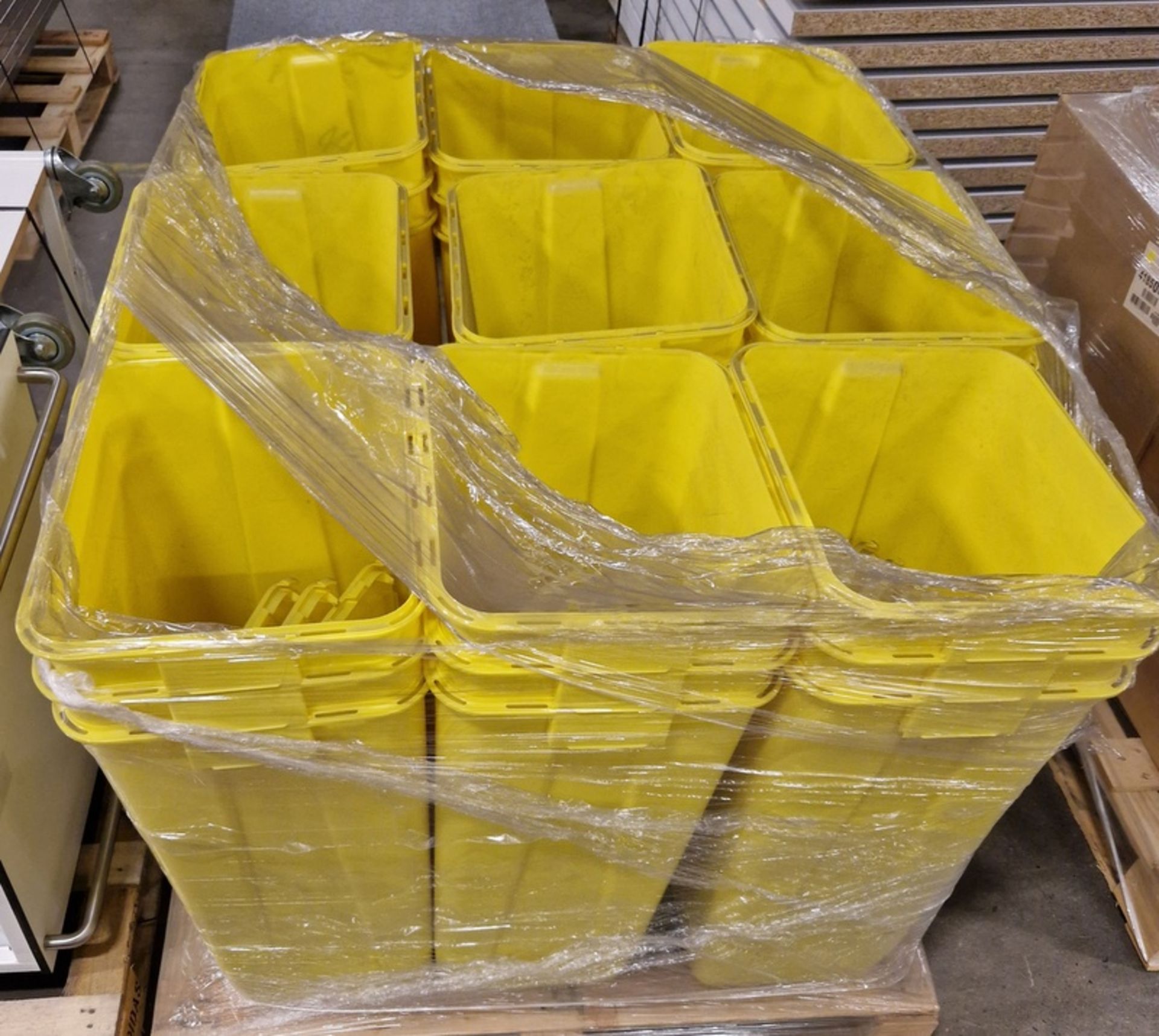 Approx 50 pallet spaces of sharps bins – itemised list in the description with quantities - Bild 16 aus 23