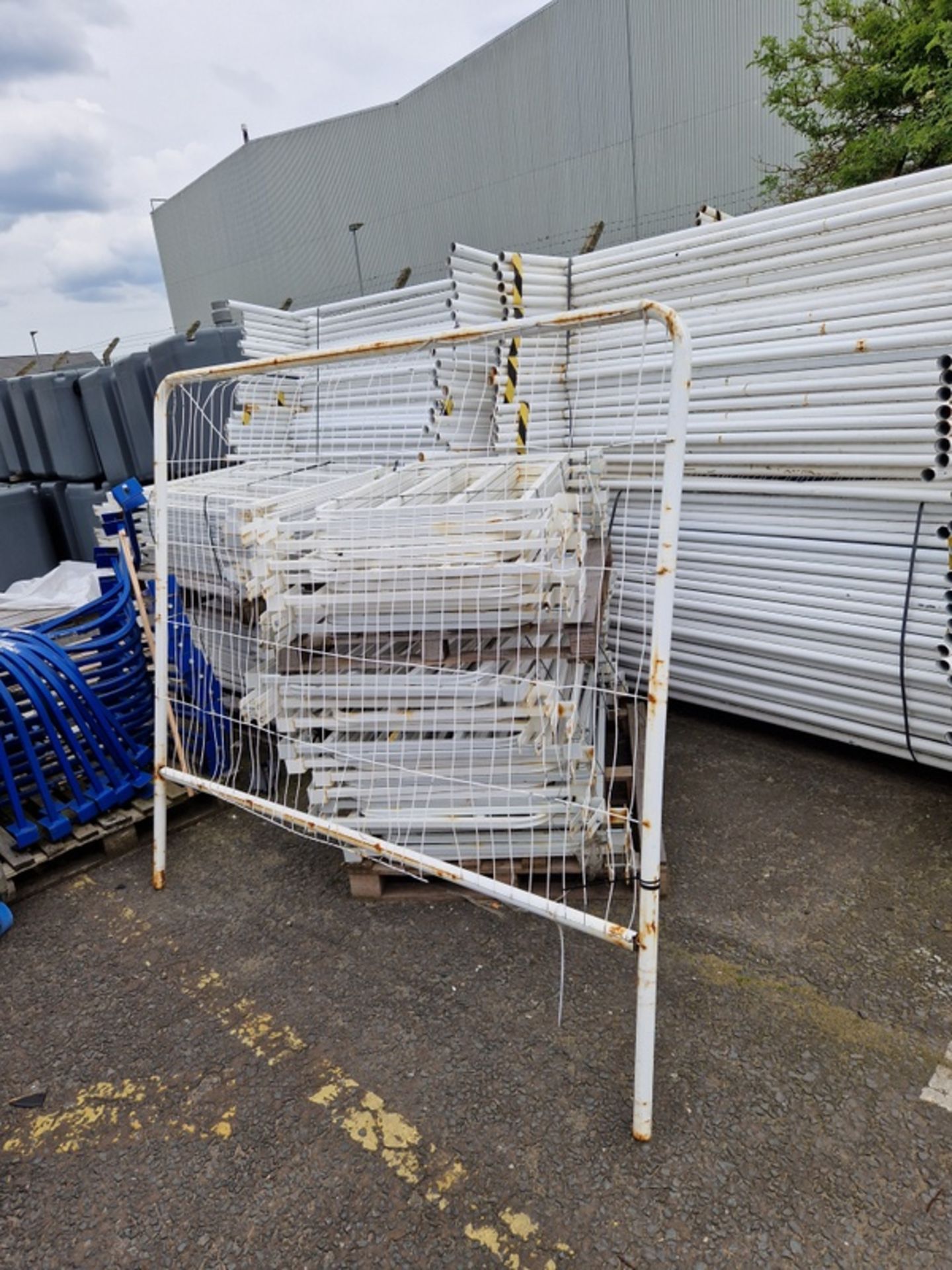 Approx 140 pallet spaces of mesh fencing, concrete blocks, internal doors & plant tanks - Image 11 of 25