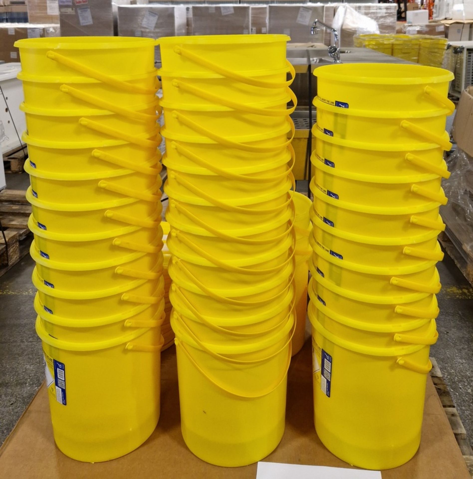 Approx 50 pallet spaces of sharps bins – itemised list in the description with quantities - Bild 8 aus 23