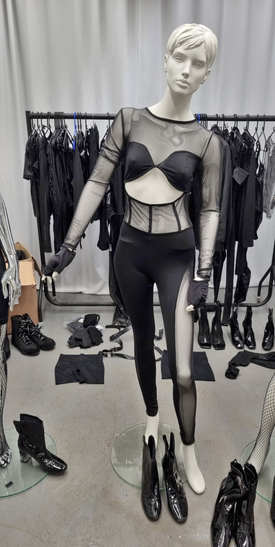 Outfits and boots worn by (or spares for) Rita Ora's backing dancers during her medley performance - Bild 3 aus 30