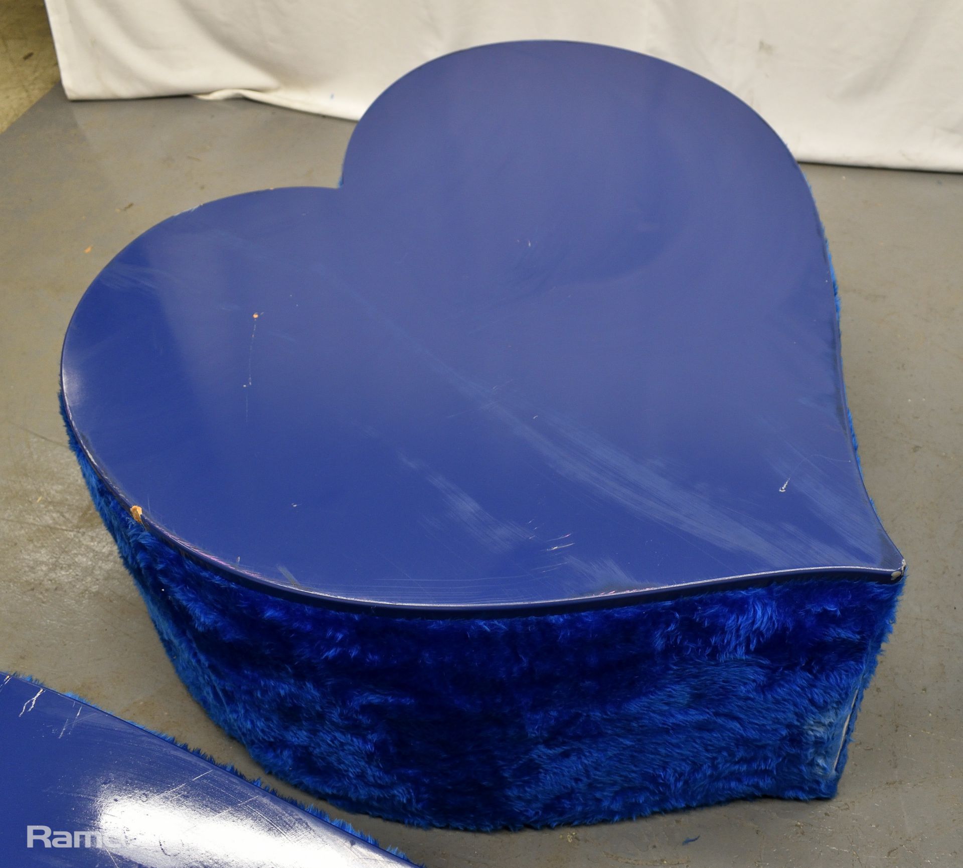 4x Asymmetrical heart shaped blue fur-covered wooden tables from countries' seating area - Image 6 of 18