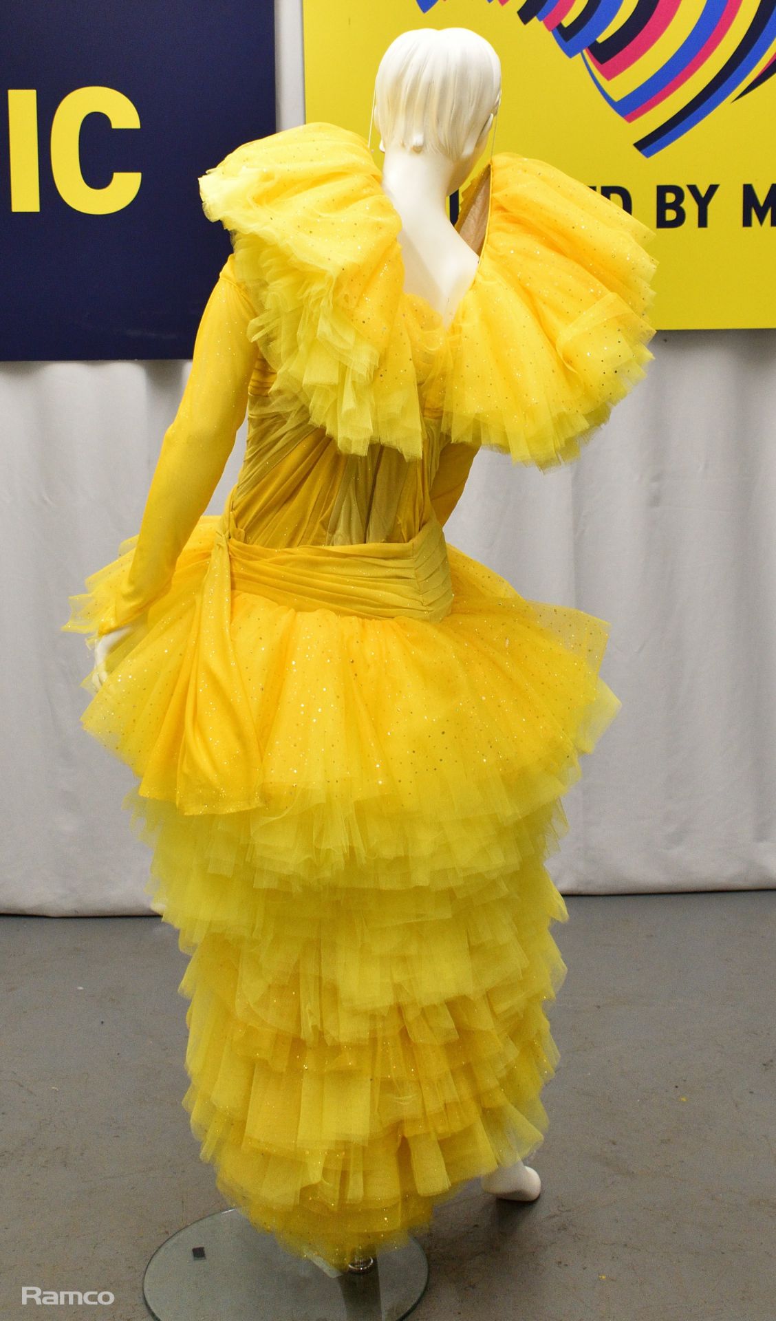 Outfit worn by Miss Demeanour (as host Hannah Waddingham) - Bild 8 aus 8