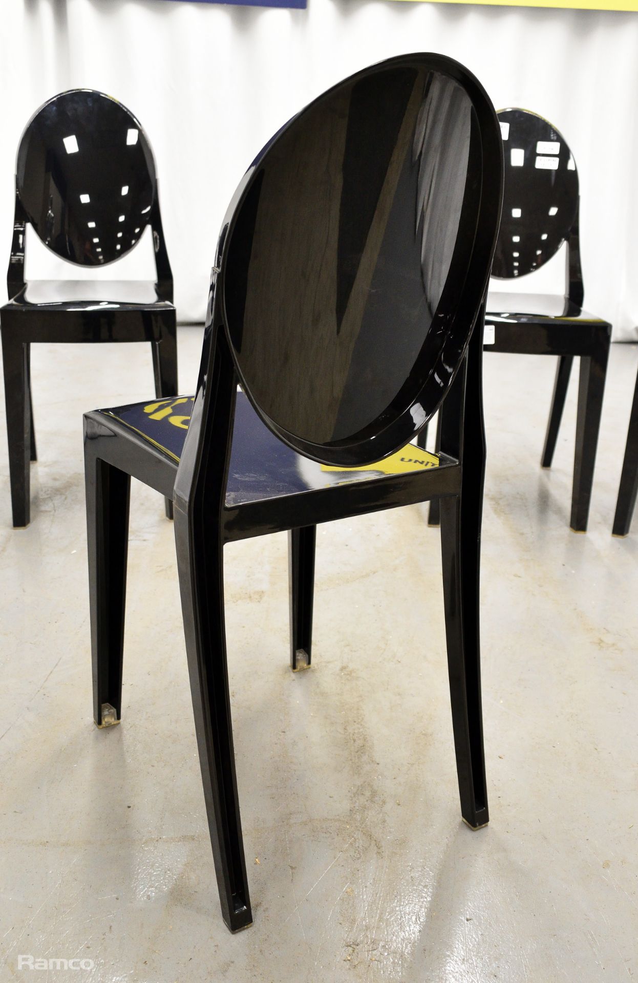 5 black chairs used by string players during the 'Liverpool Songbook' in the Grand Final - Bild 5 aus 5