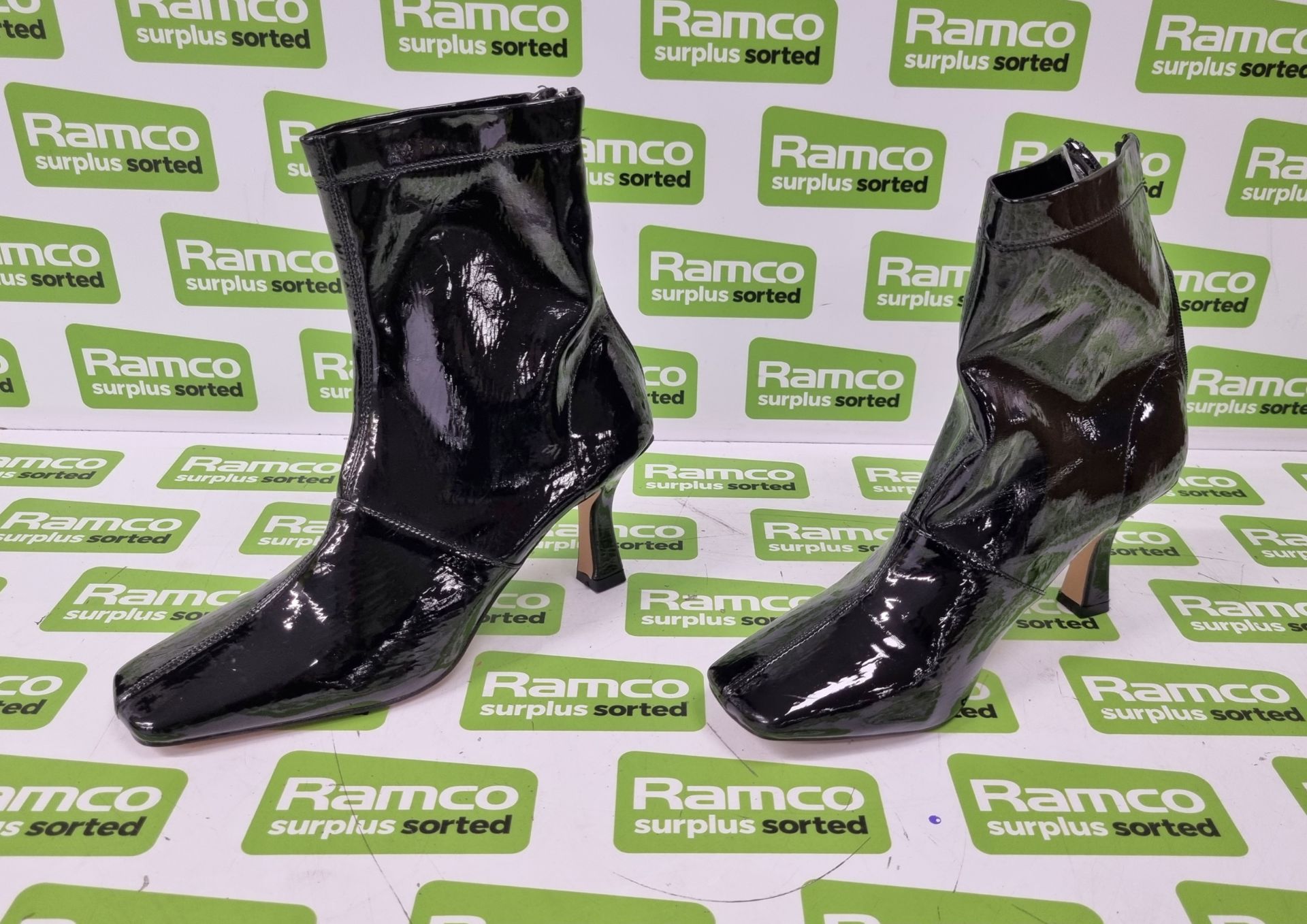Outfits and boots worn by (or spares for) Rita Ora's backing dancers during her medley performance - Bild 22 aus 30