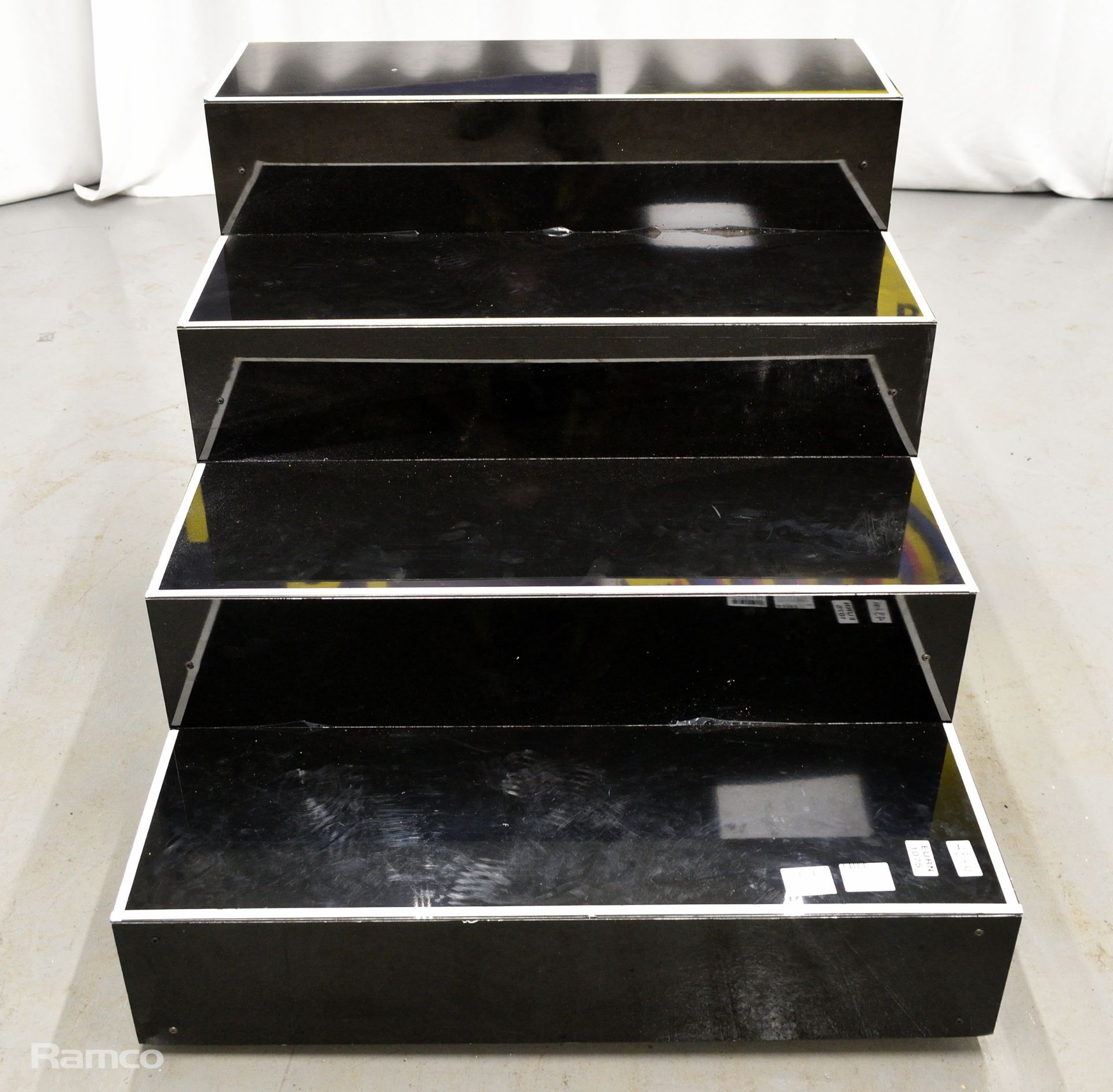 Glossy black steps, overall height of 76cm, 4 steps at 19cm increments - on wheels - Image 3 of 6