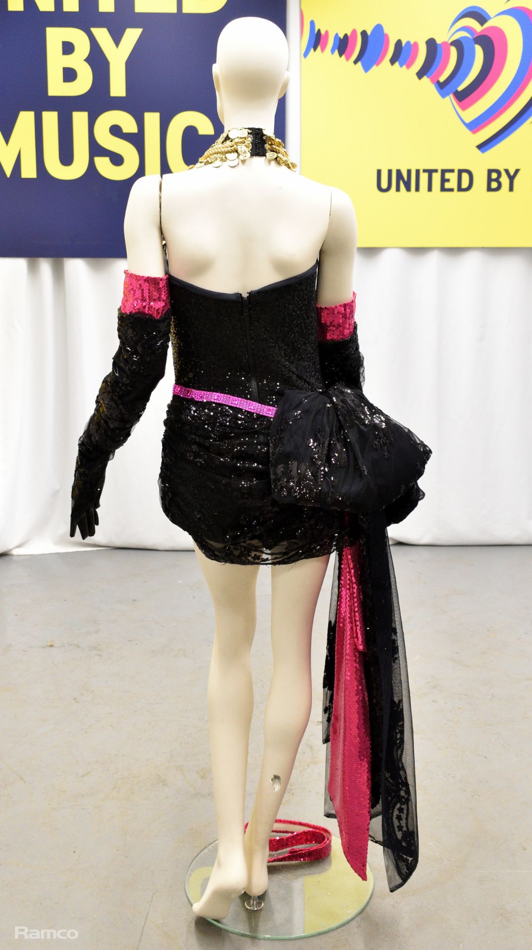 Outfit worn by Mercedes Bends (as host Alisha Dixon) during the performance of 'Be Who You Wanna Be' - Bild 5 aus 7