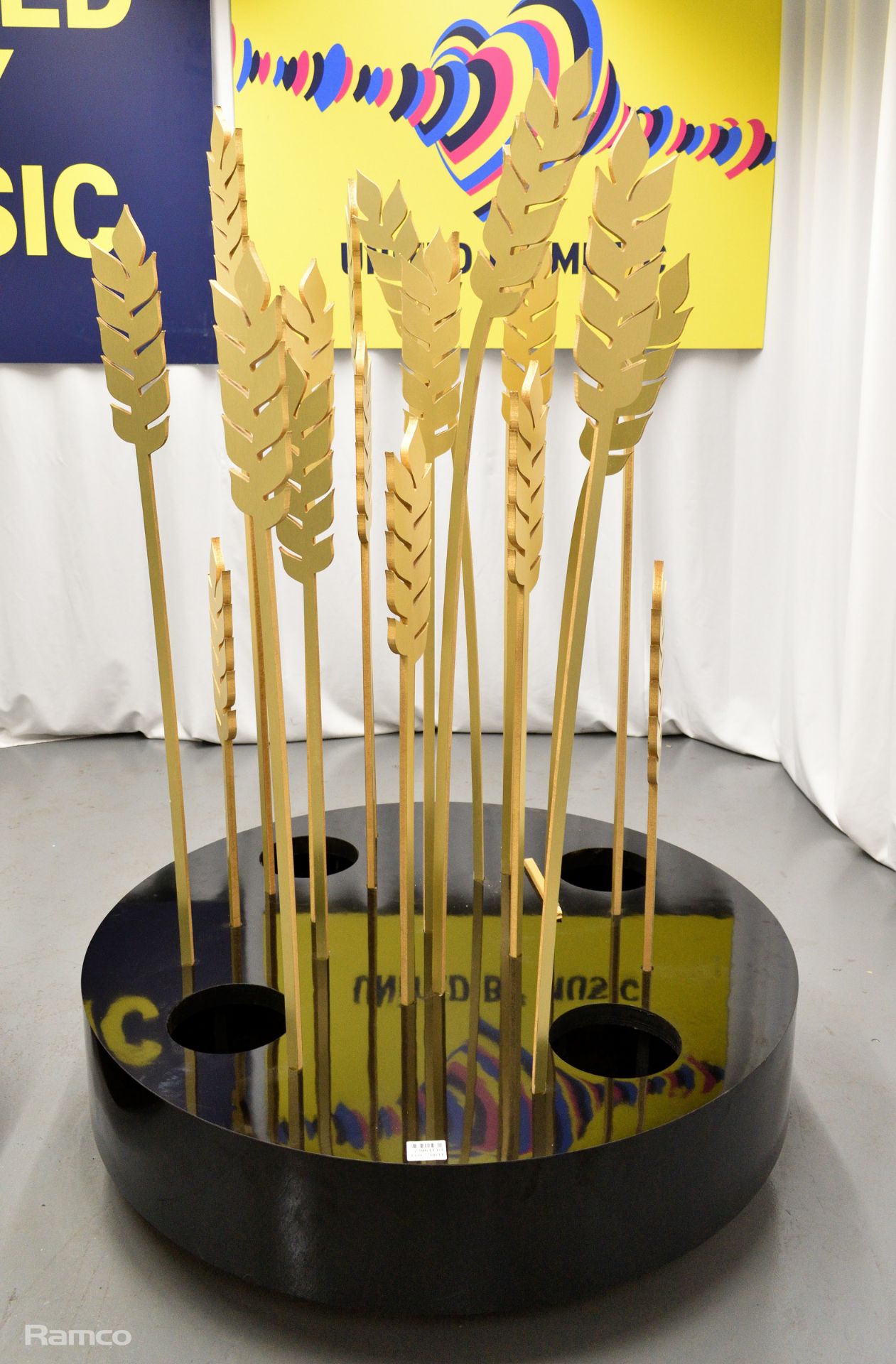 2x Wheat sheaf stage decoration used in the 'United by Music' performance by Mariya Yaremchuck - Bild 8 aus 12