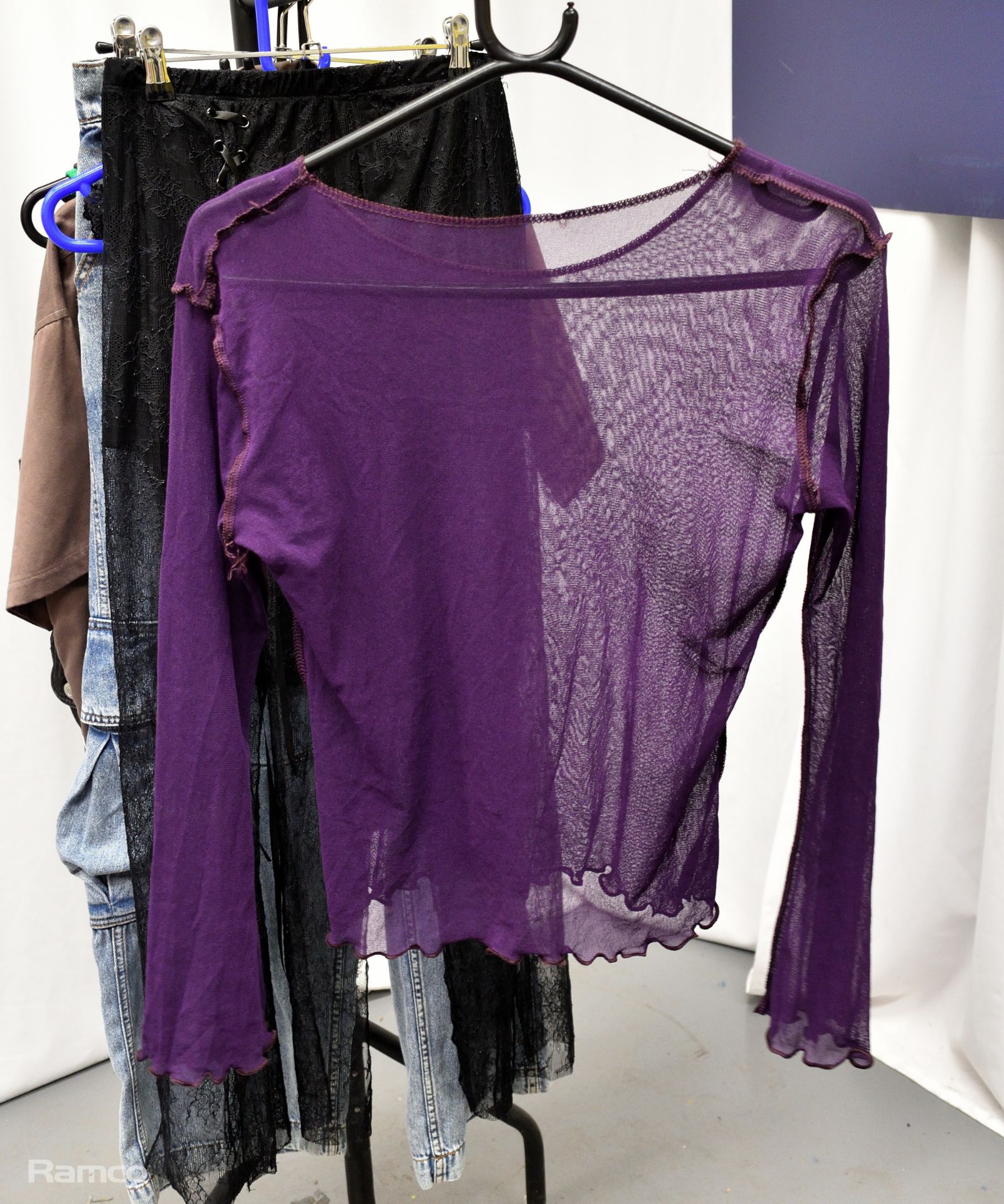 Outfits worn by backing dancers during the performance of 'Be Who You Wanna Be - Medley' - Bild 8 aus 36