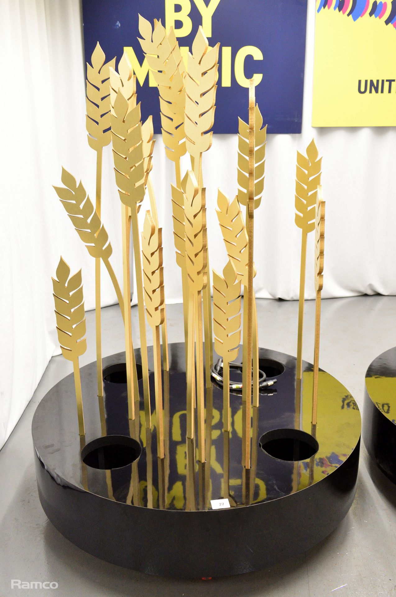 2x Wheat sheaf stage decoration used in the 'United by Music' performance by Mariya Yaremchuck - Bild 2 aus 11